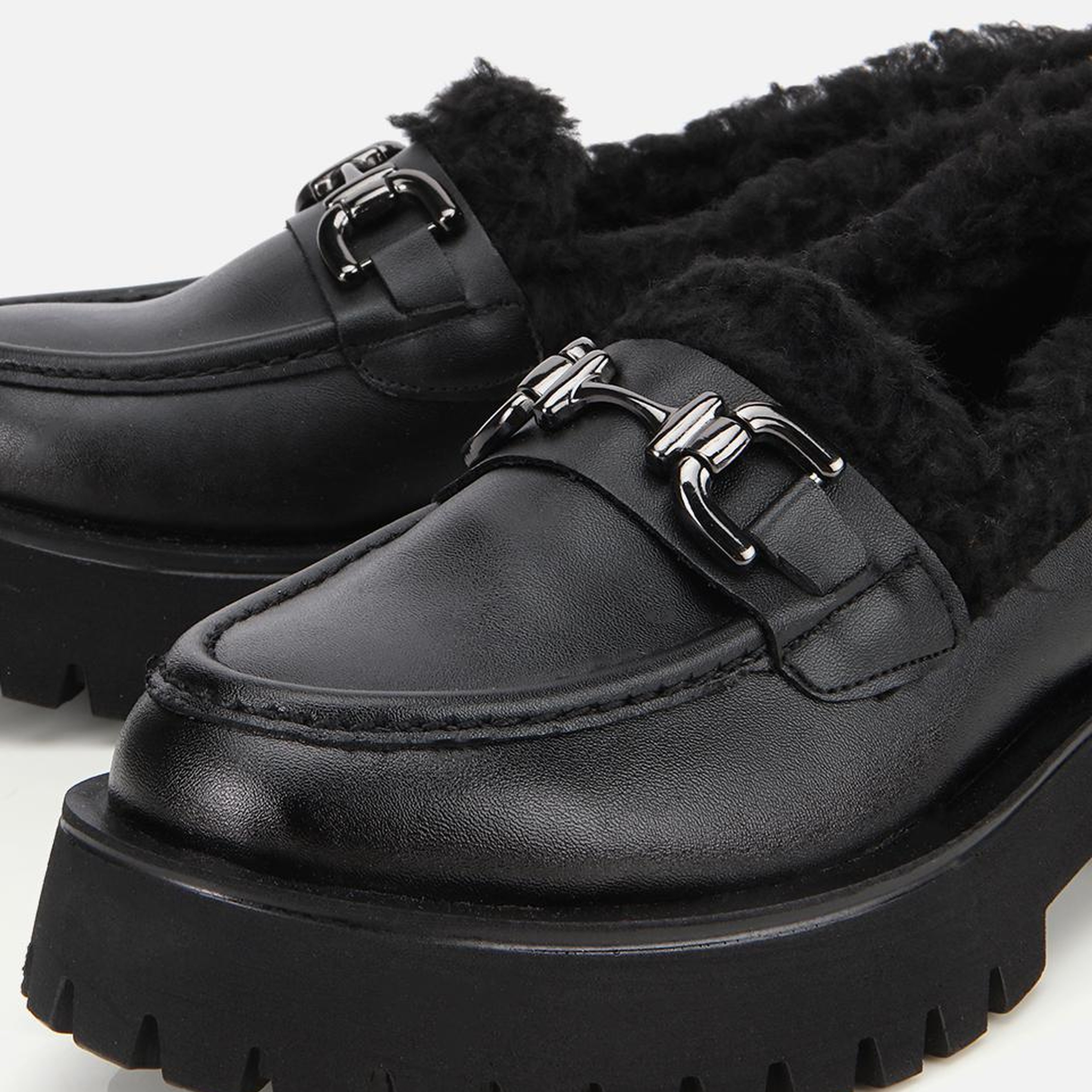 Kadın Siyah Kürklü Tokalı Kalın Tabanlı Günlük Loafer