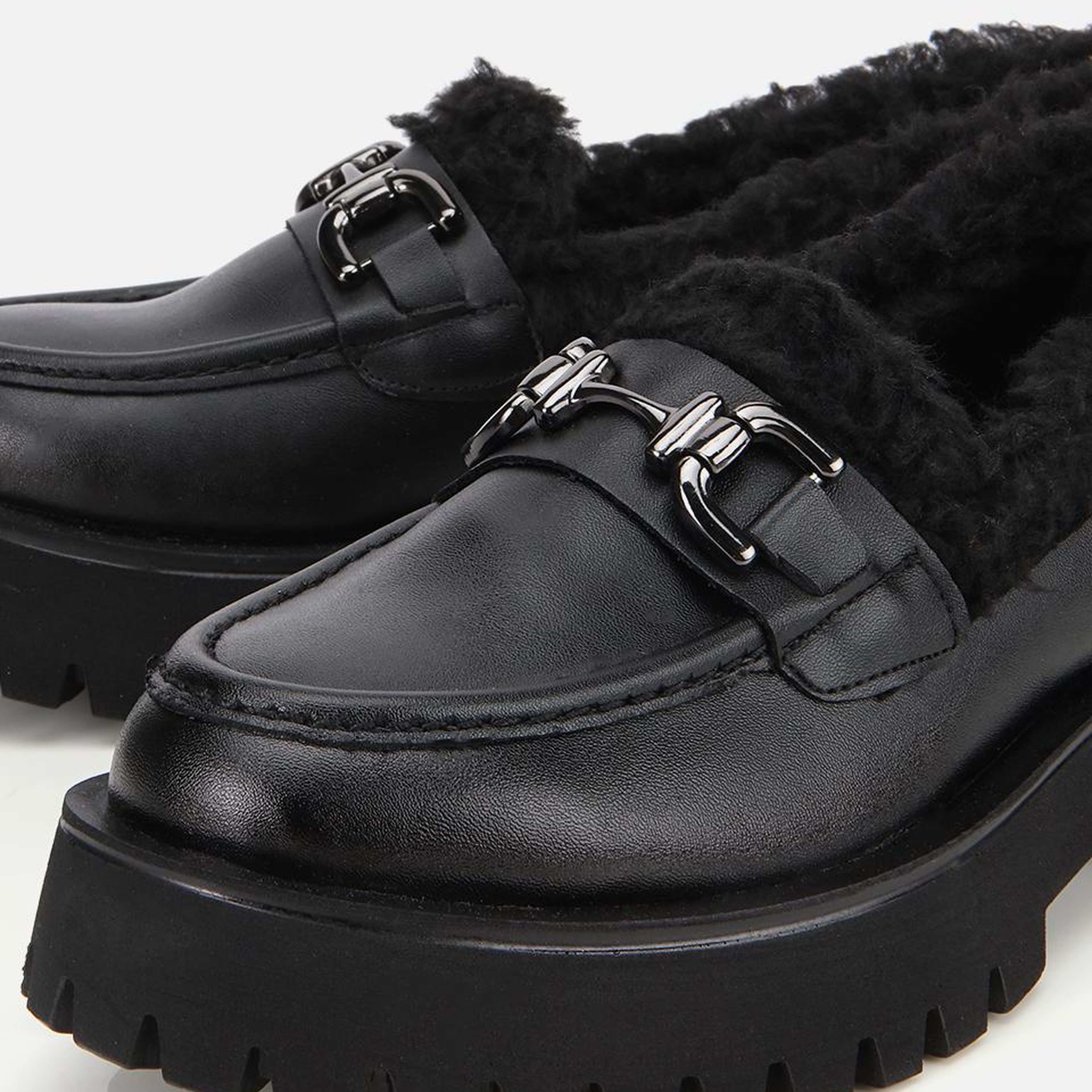 Kadın Siyah Kürklü Tokalı Kalın Tabanlı Günlük Loafer