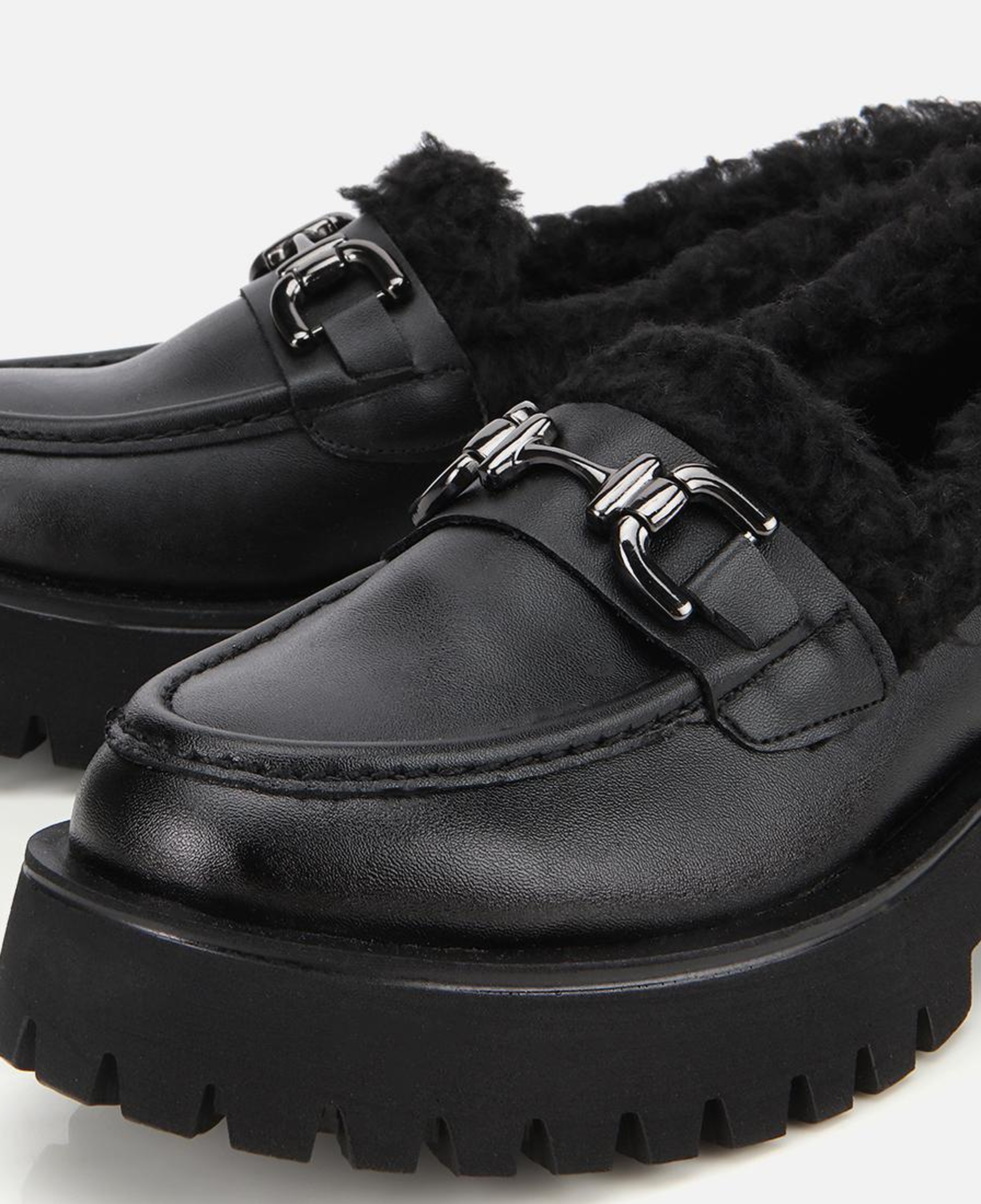 Kadın Siyah Kürklü Tokalı Kalın Tabanlı Günlük Loafer