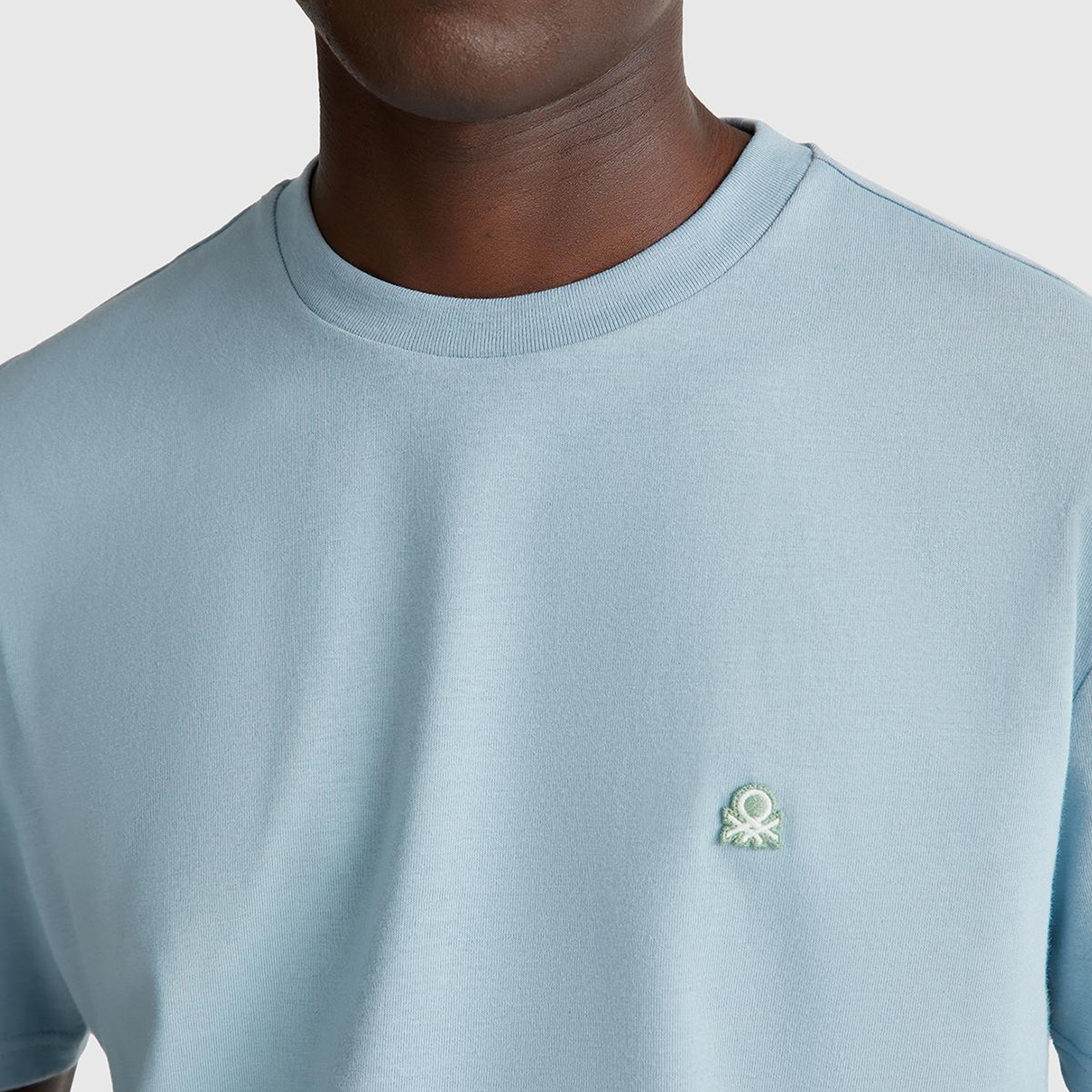 Erkek Açık Mavi %100 Koton Benetton Logolu Bisiklet Yaka T-Shirt