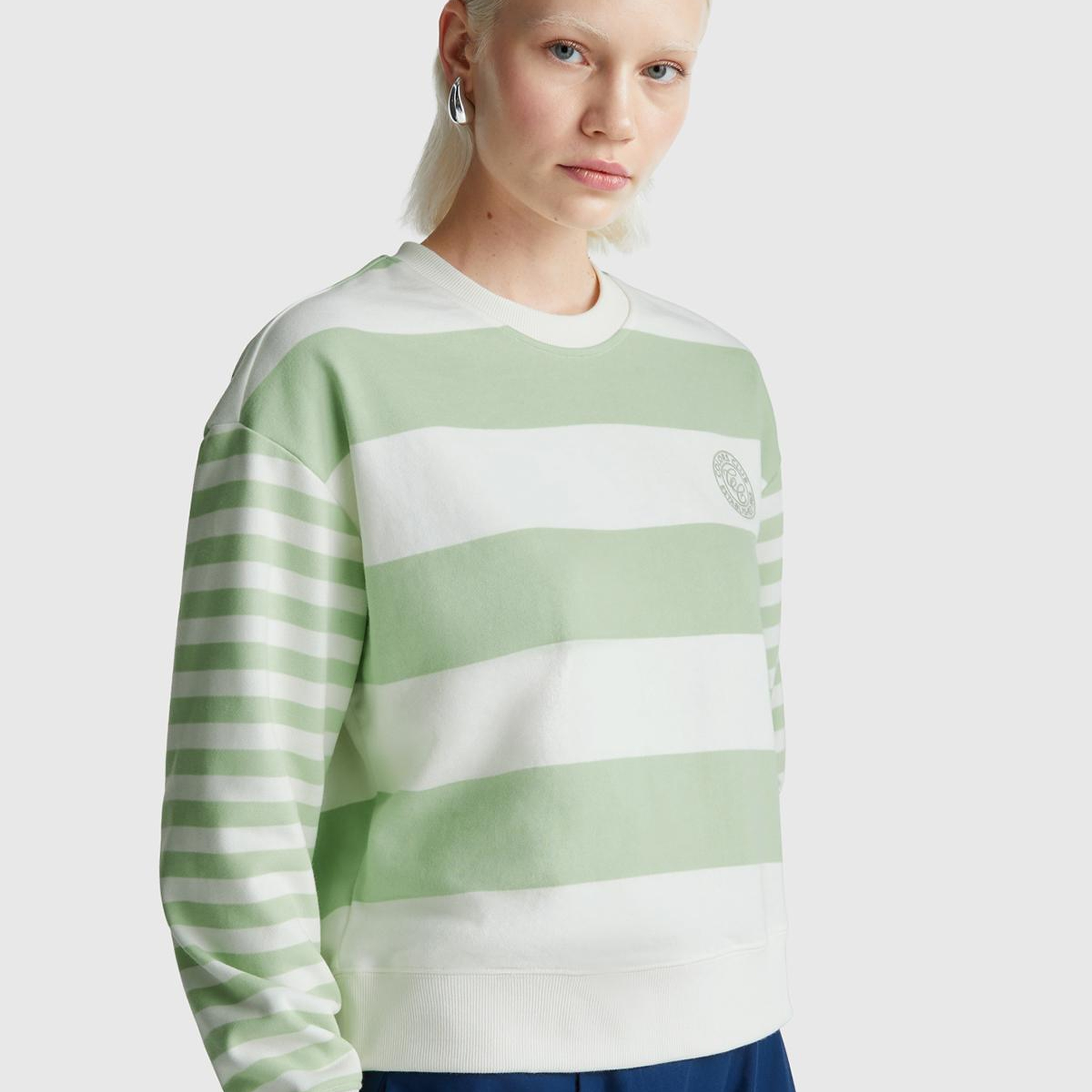 Kadın Açık Yeşil Pamuk Karışımlı Göğsü Logo Baskılı Renk Bloklu Sweatshirt