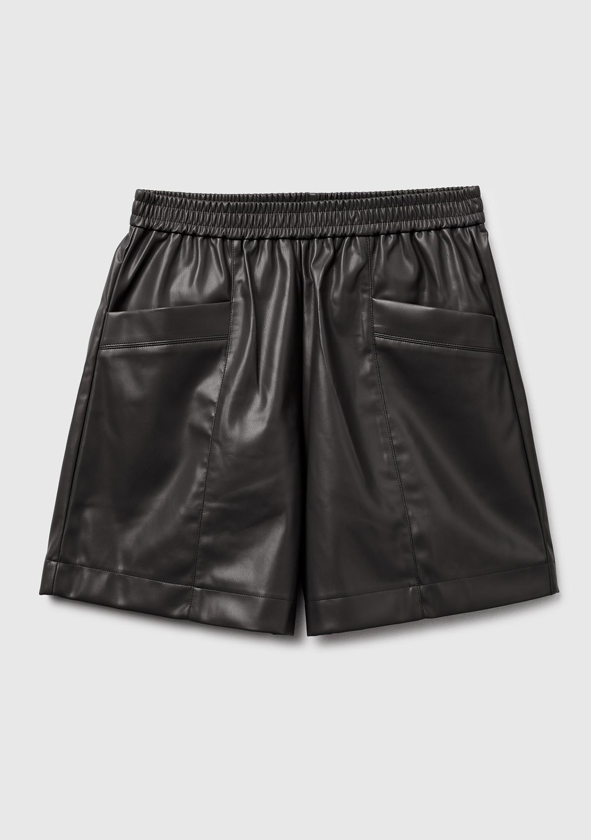 Kadın Siyah Deri Görünümlü Cep Detaylı Beli Lastikli Bermuda Şort