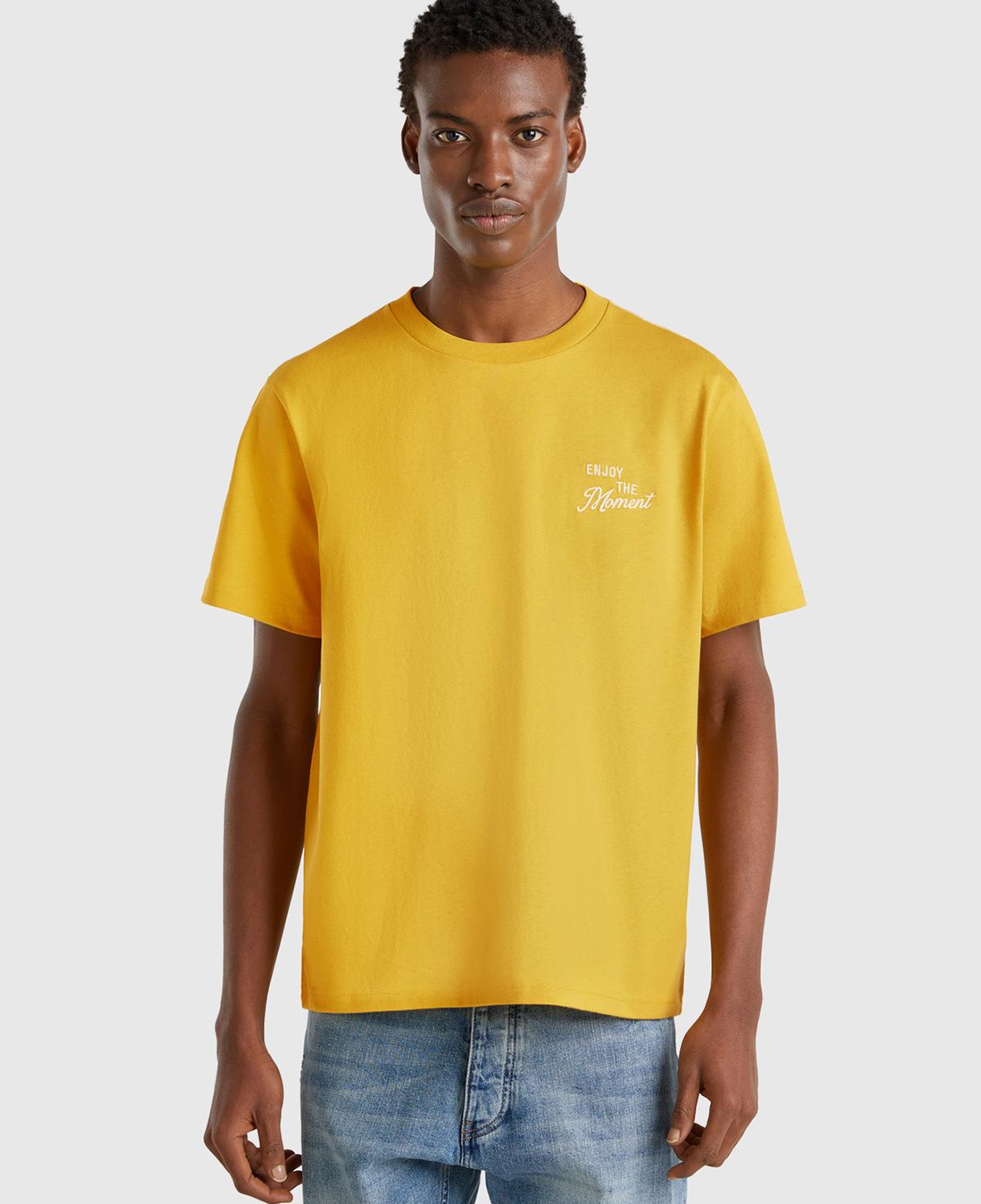 Erkek Sarı %100 Pamuk Sol Önü Baskılı Relax Fit Bisiklet Yaka T-Shirt