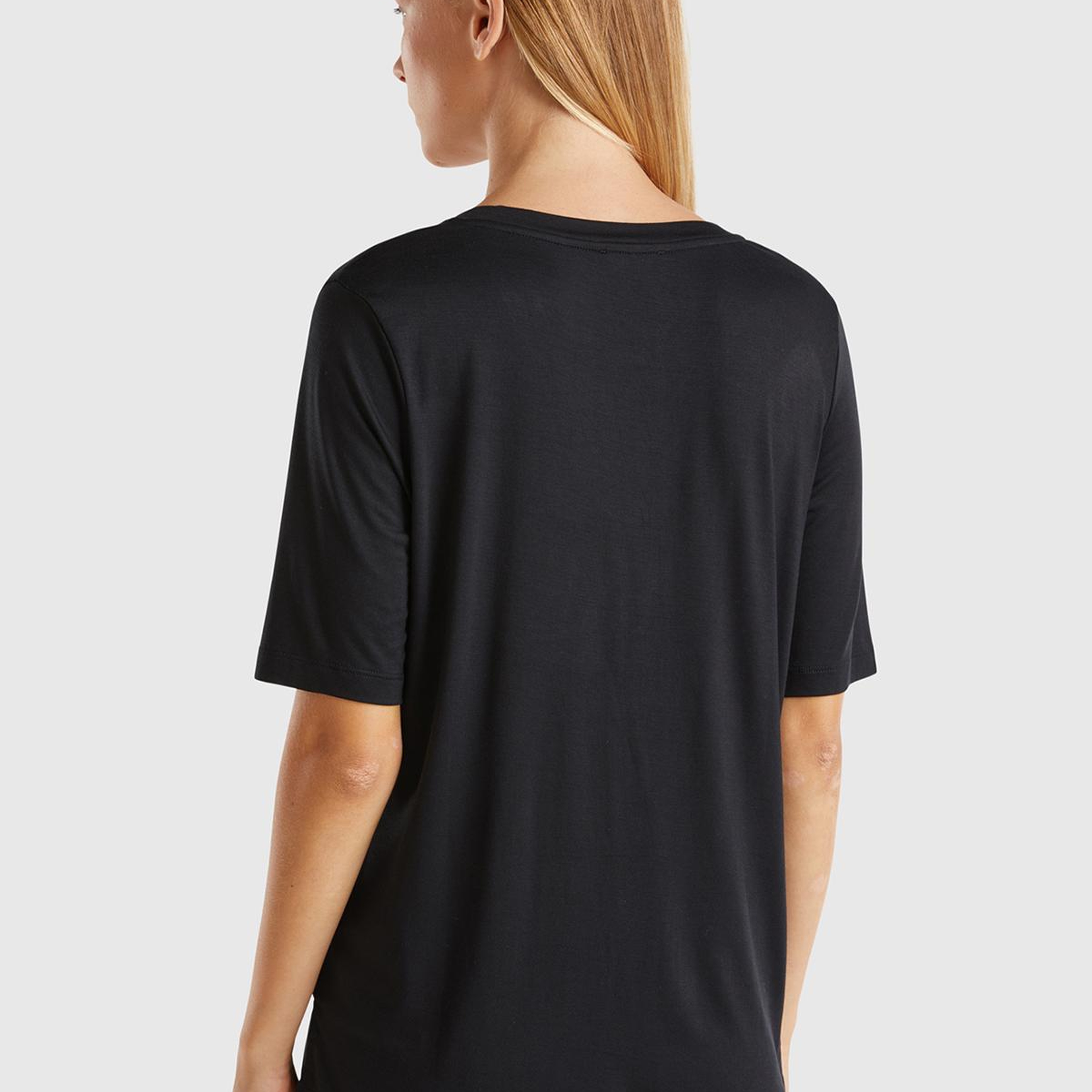 Kadın Siyah Viskoz Karışımlı V Yaka T-Shirt