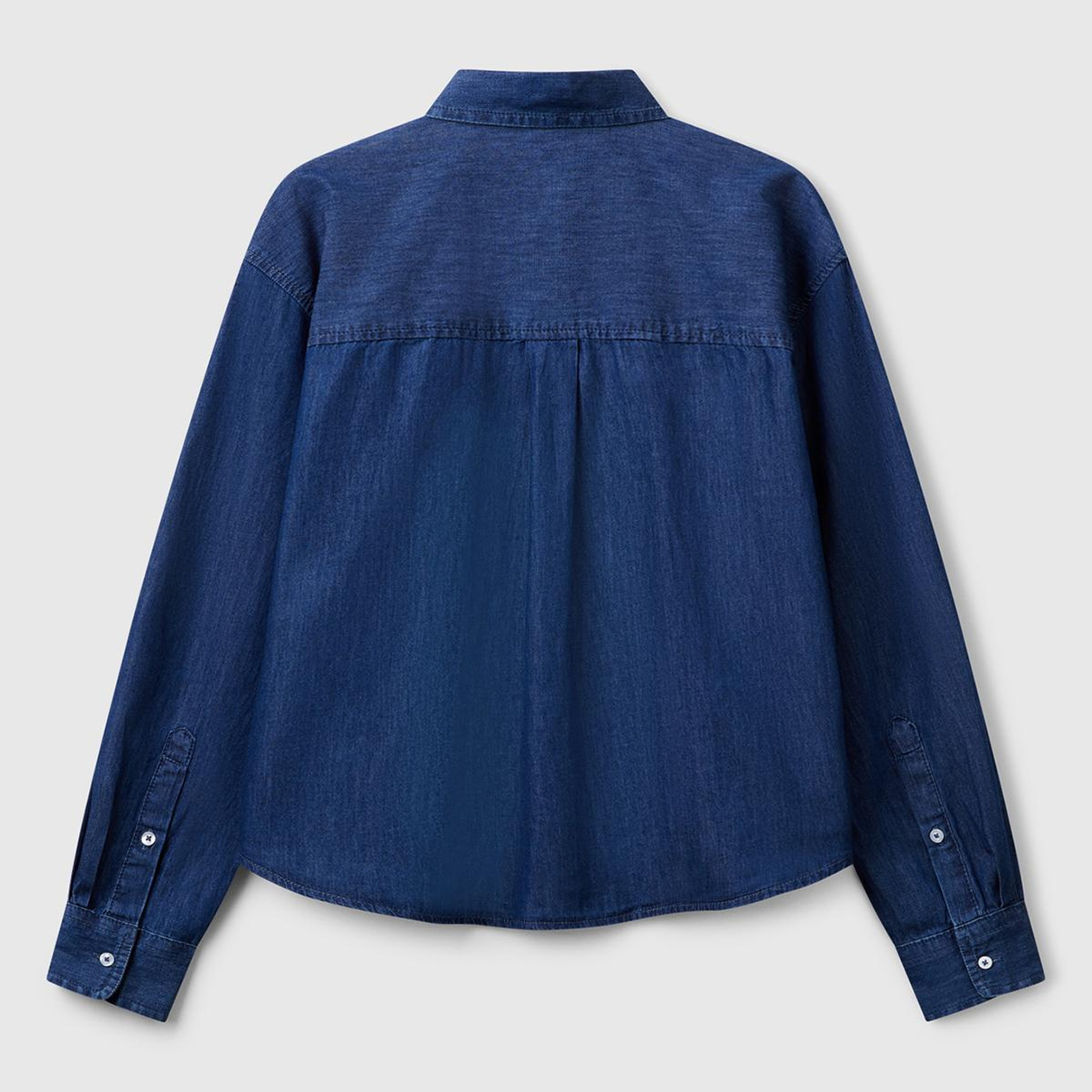 Kadın Koyu Mavi %100 Pamuk Göğüs Cepli Yanları Yuvarlak Kesimli Denim Gömlek