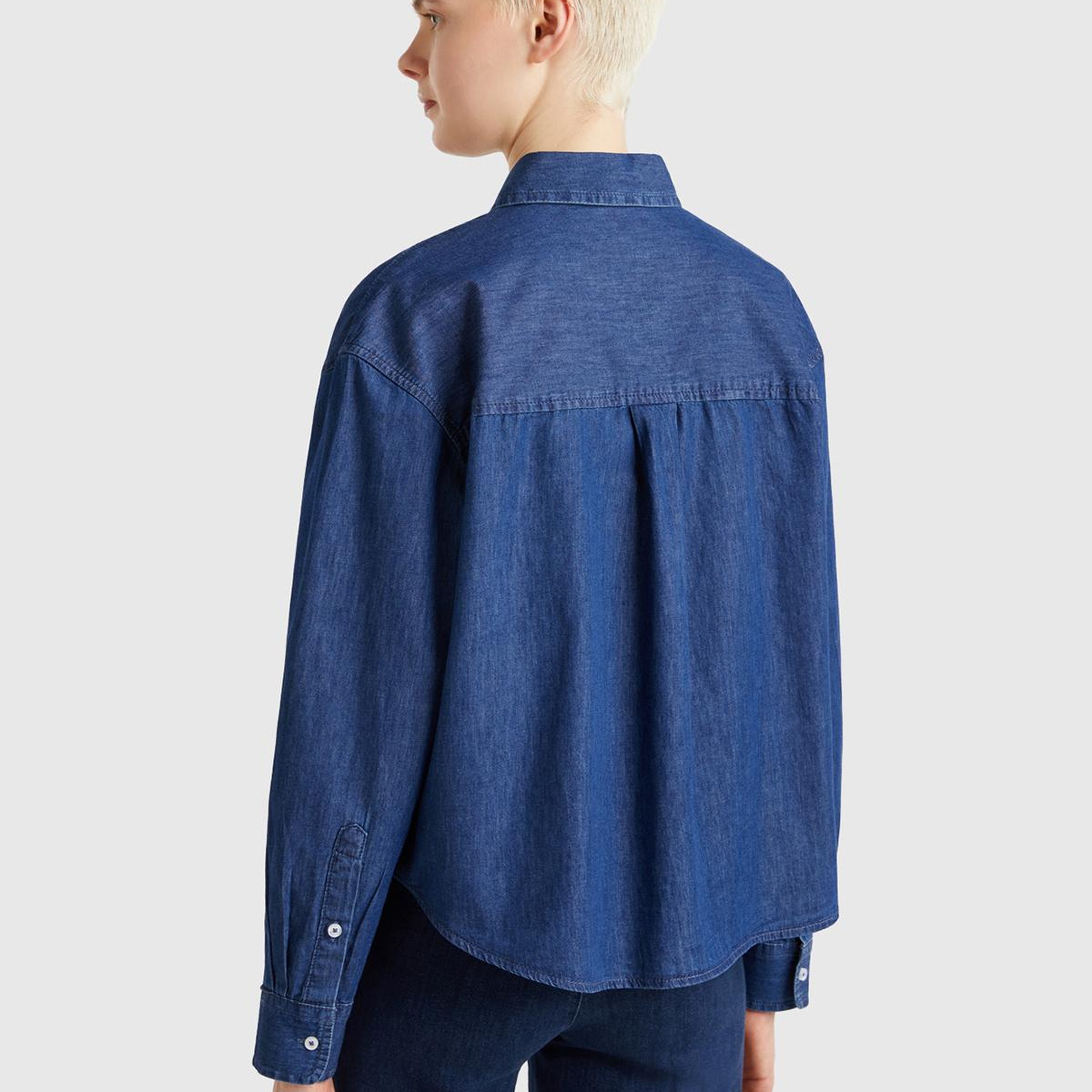 Kadın Koyu Mavi %100 Pamuk Göğüs Cepli Yanları Yuvarlak Kesimli Denim Gömlek