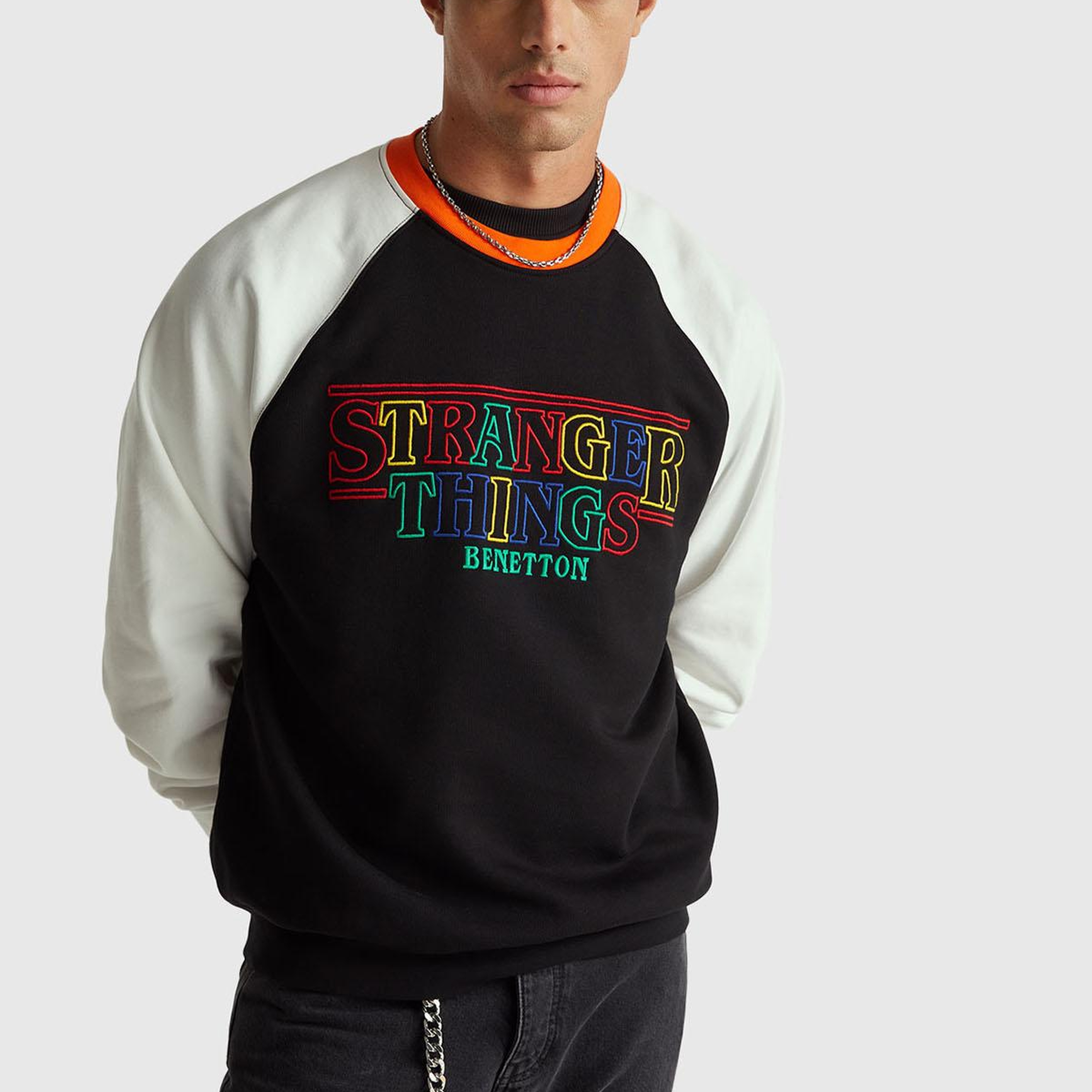Erkek Siyah  %100 Pamuk Relaxed Fit Stranger Things Baskılı Sweatshirt