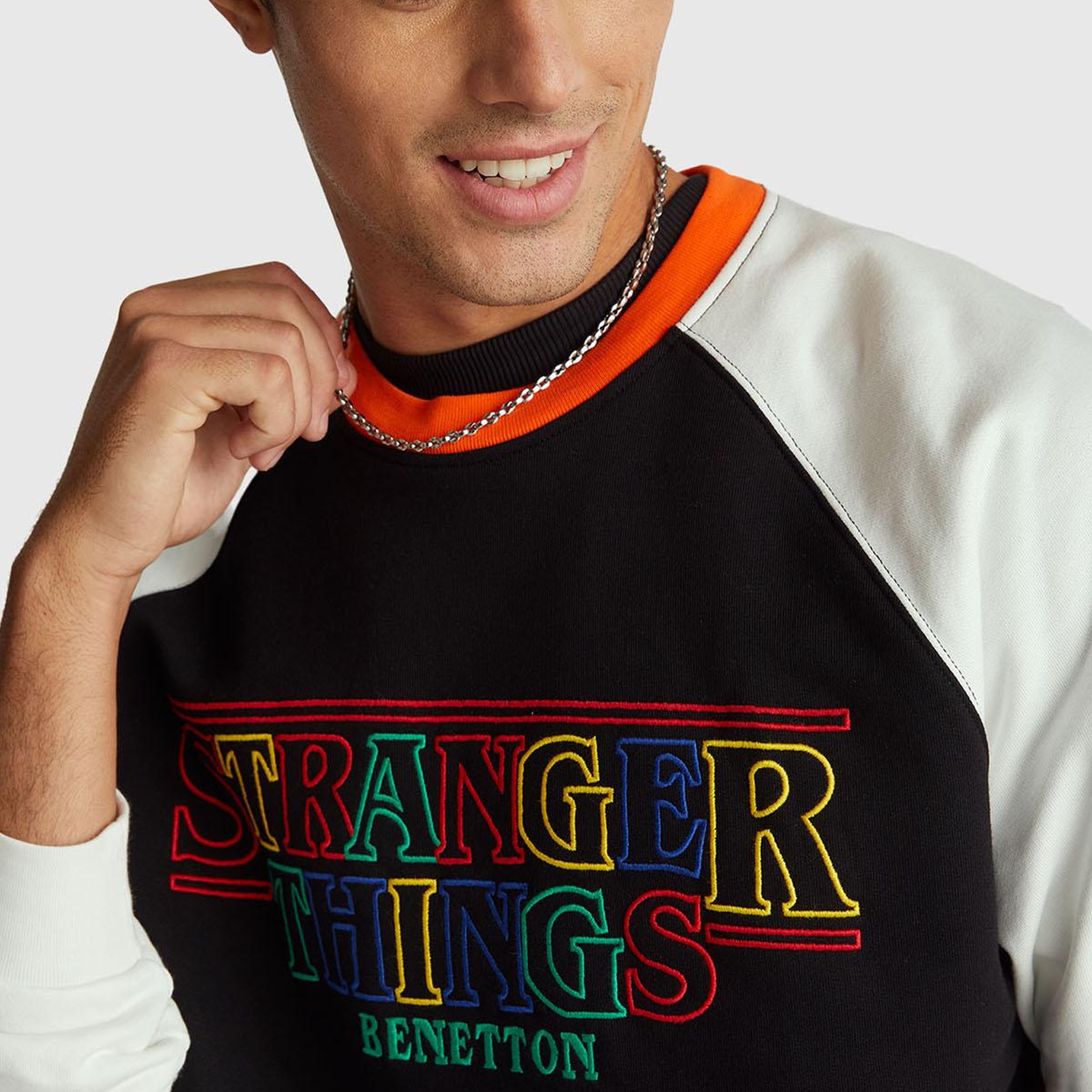 Erkek Siyah  %100 Pamuk Relaxed Fit Stranger Things Baskılı Sweatshirt