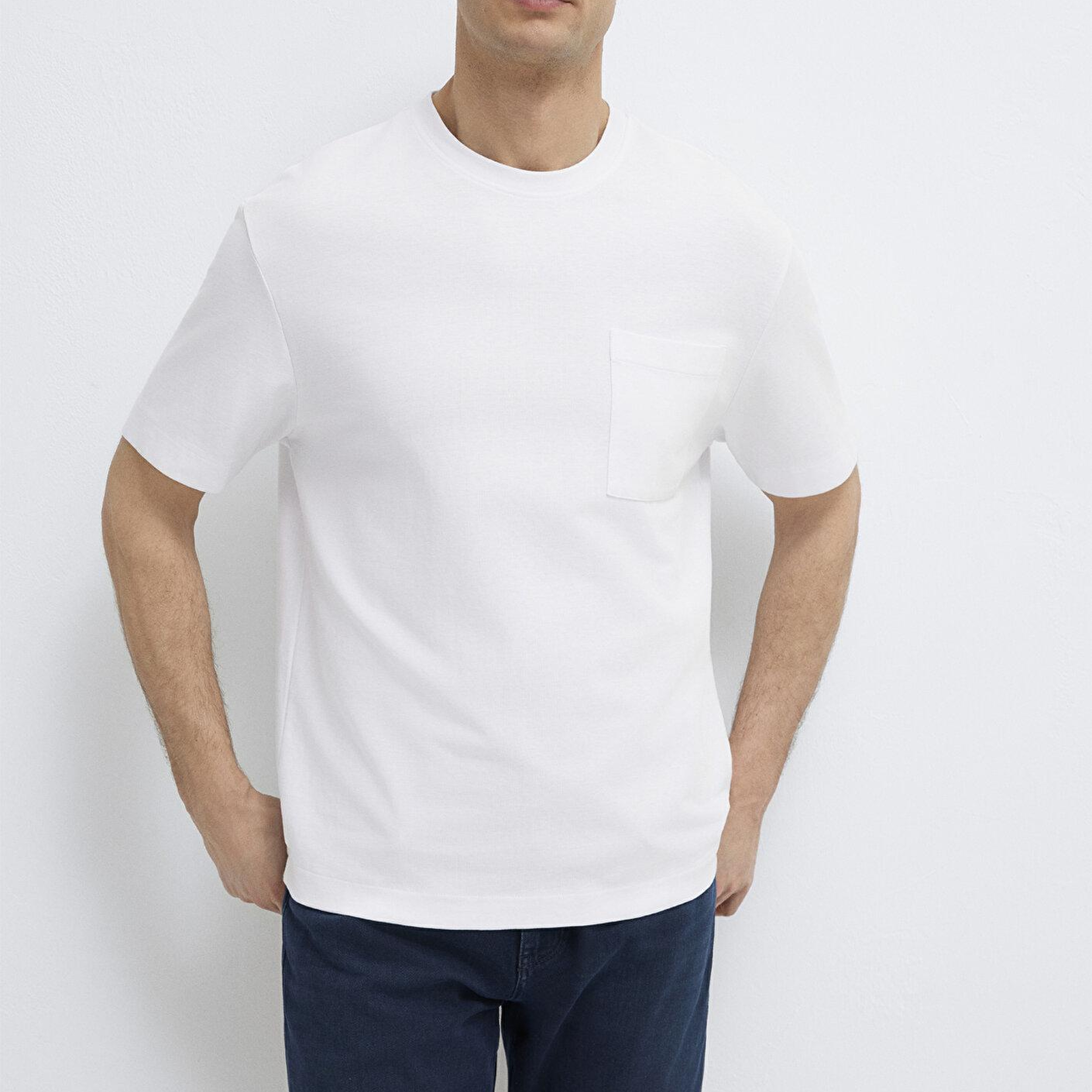 Mavi Cepli Beyaz Basic Tişört Loose Fit / Bol Rahat Kesim 0613339-620