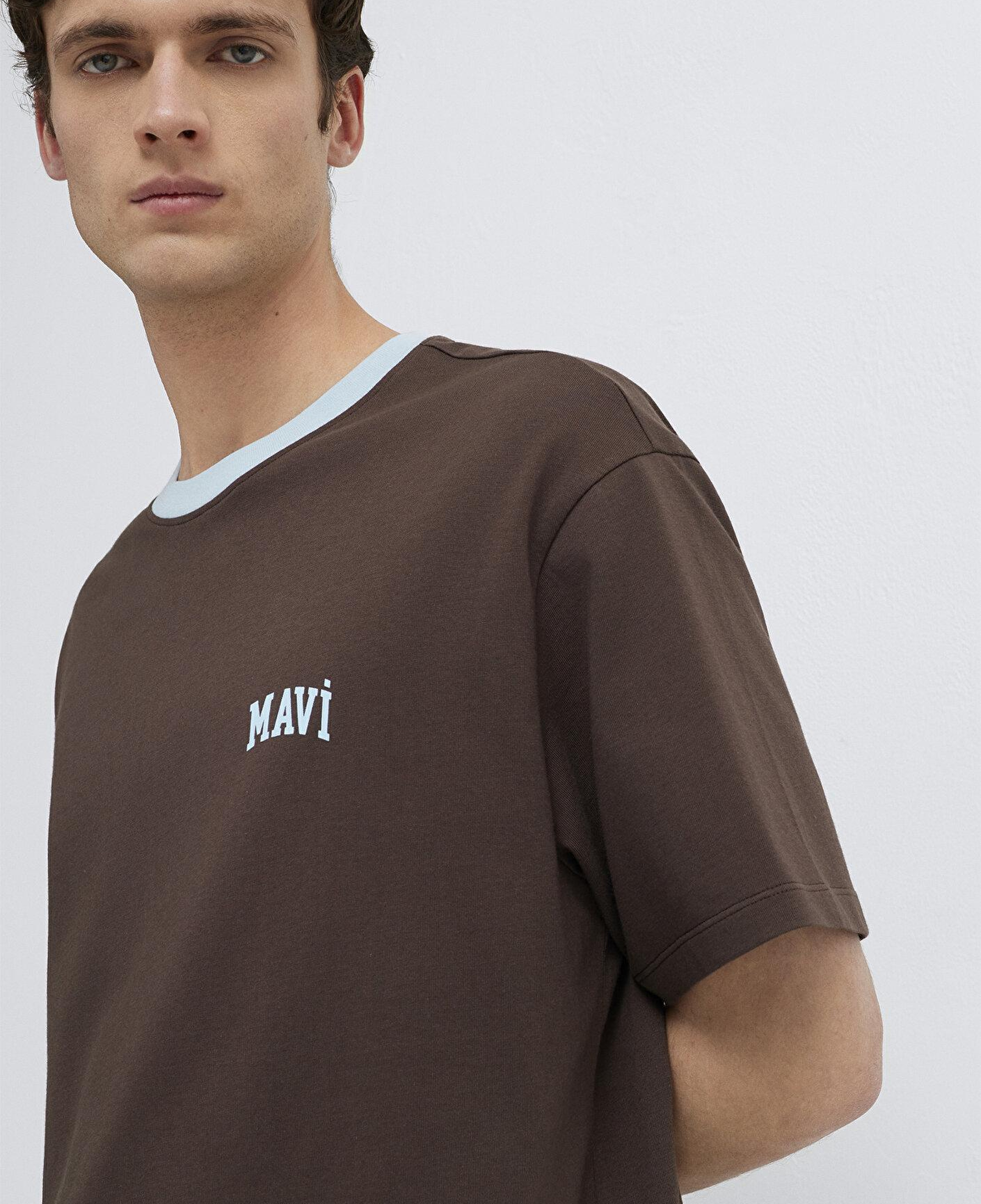 Mavi Mavi Logo Baskılı Biye Detaylı Kahverengi Tişört Loose Fit / Bol Rahat Kesim 0613557-70251
