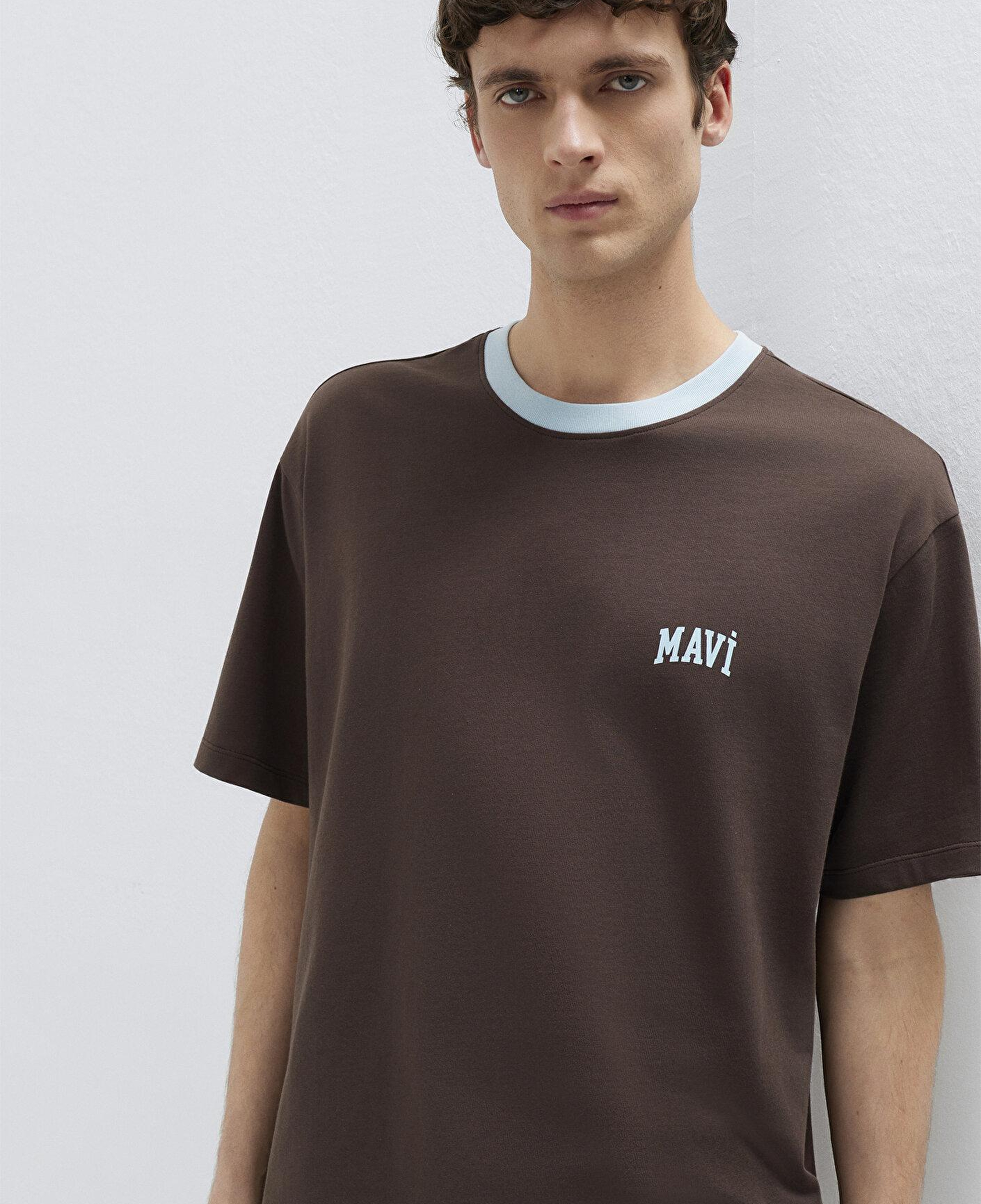 Mavi Mavi Logo Baskılı Biye Detaylı Kahverengi Tişört Loose Fit / Bol Rahat Kesim 0613557-70251