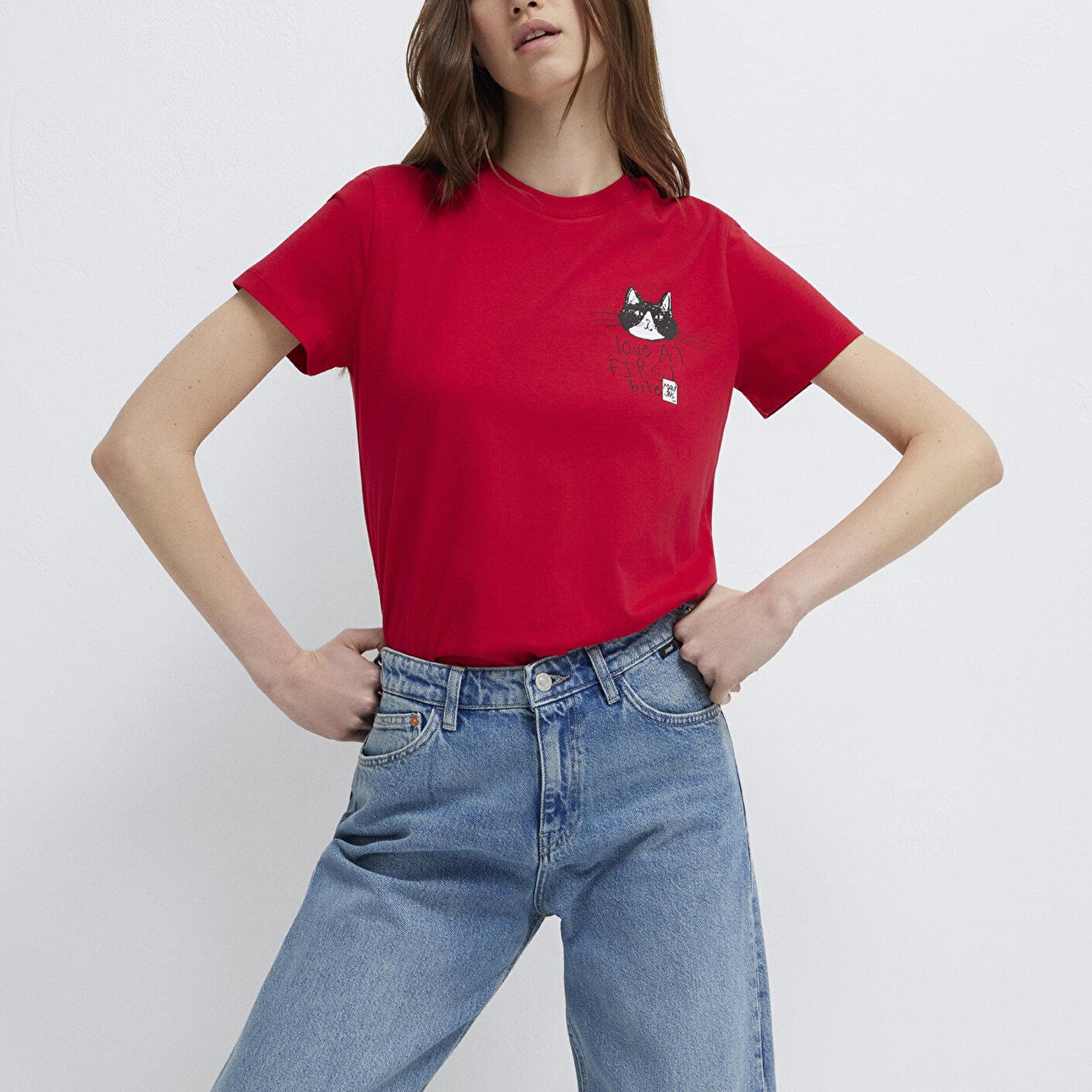 Mavi Kedi Baskılı Kırmızı Tişört Semi Slim Fit / Yarı Dar Kesim 1613723-70935