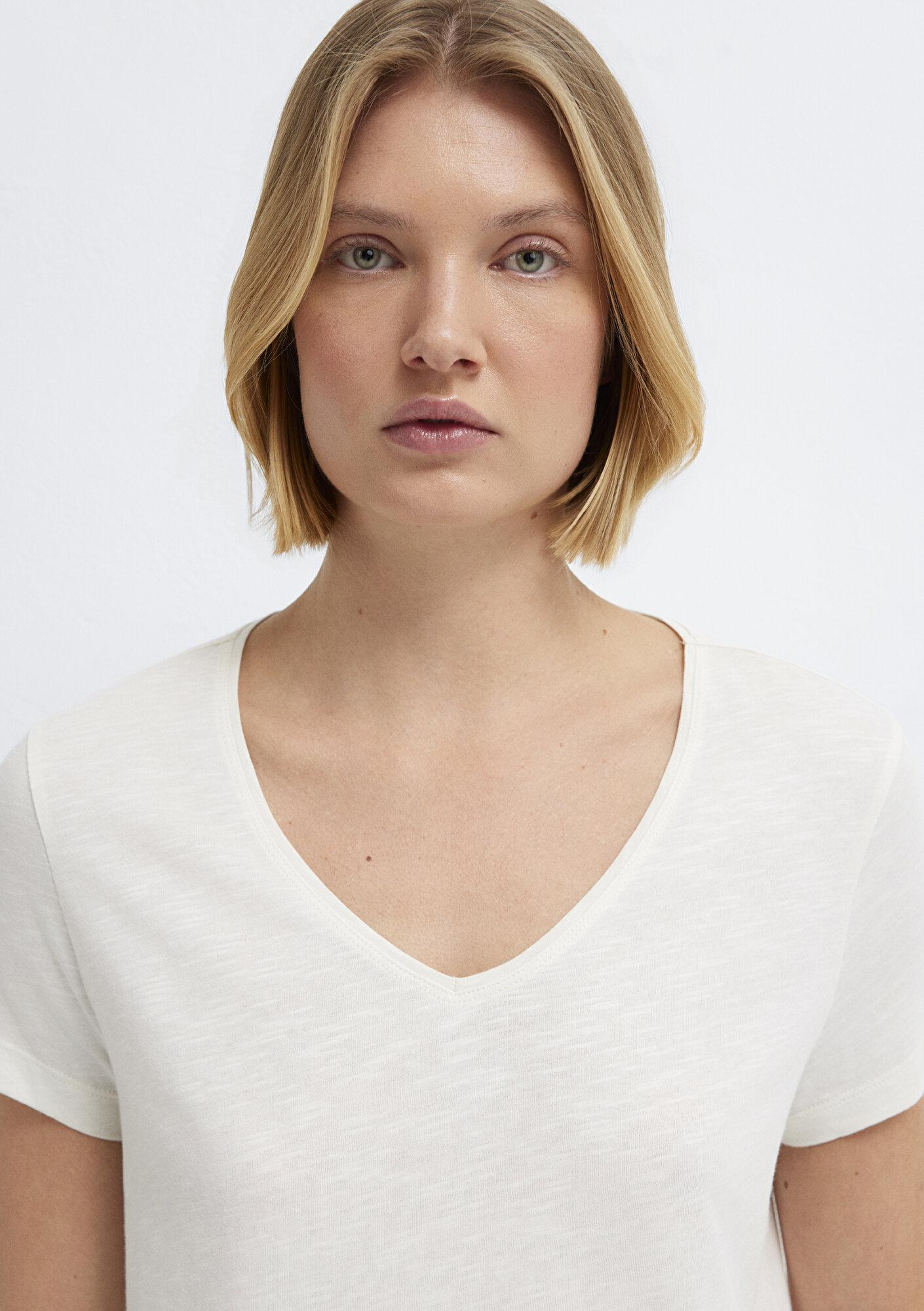 Mavi V Yaka Ekru Basic Tişört Slim Fit / Dar Kesim 1614176-80194