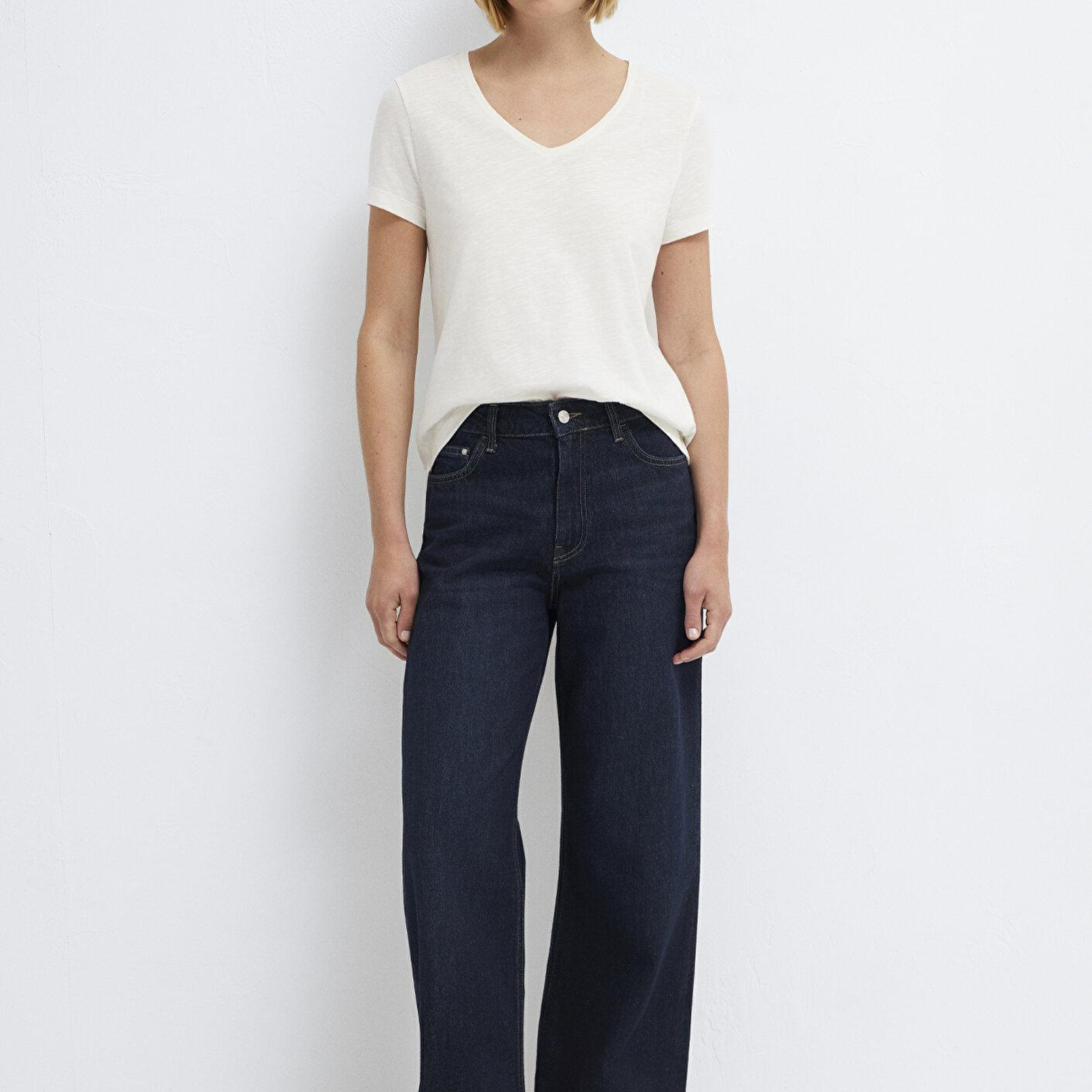 Mavi V Yaka Ekru Basic Tişört Slim Fit / Dar Kesim 1614176-80194