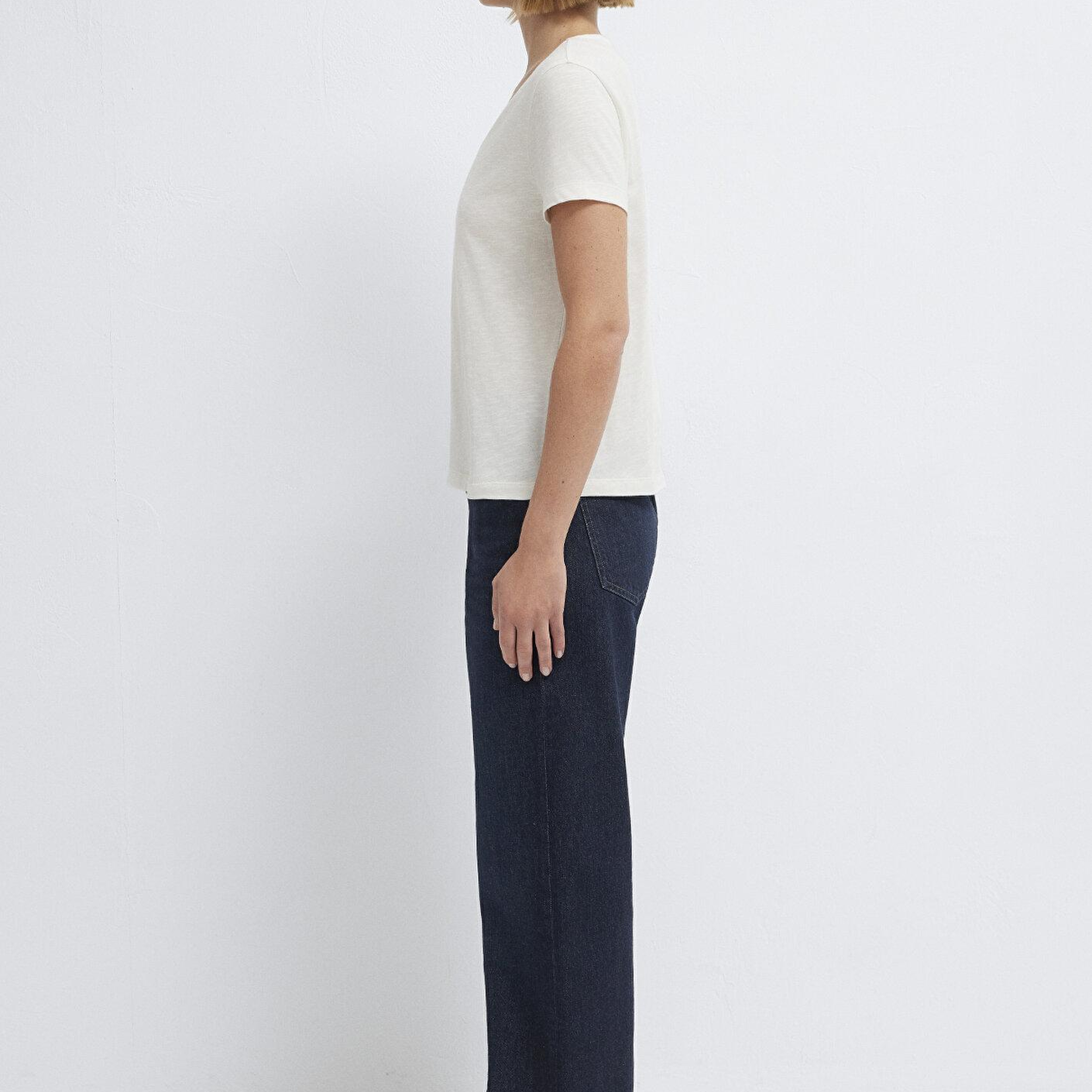 Mavi V Yaka Ekru Basic Tişört Slim Fit / Dar Kesim 1614176-80194