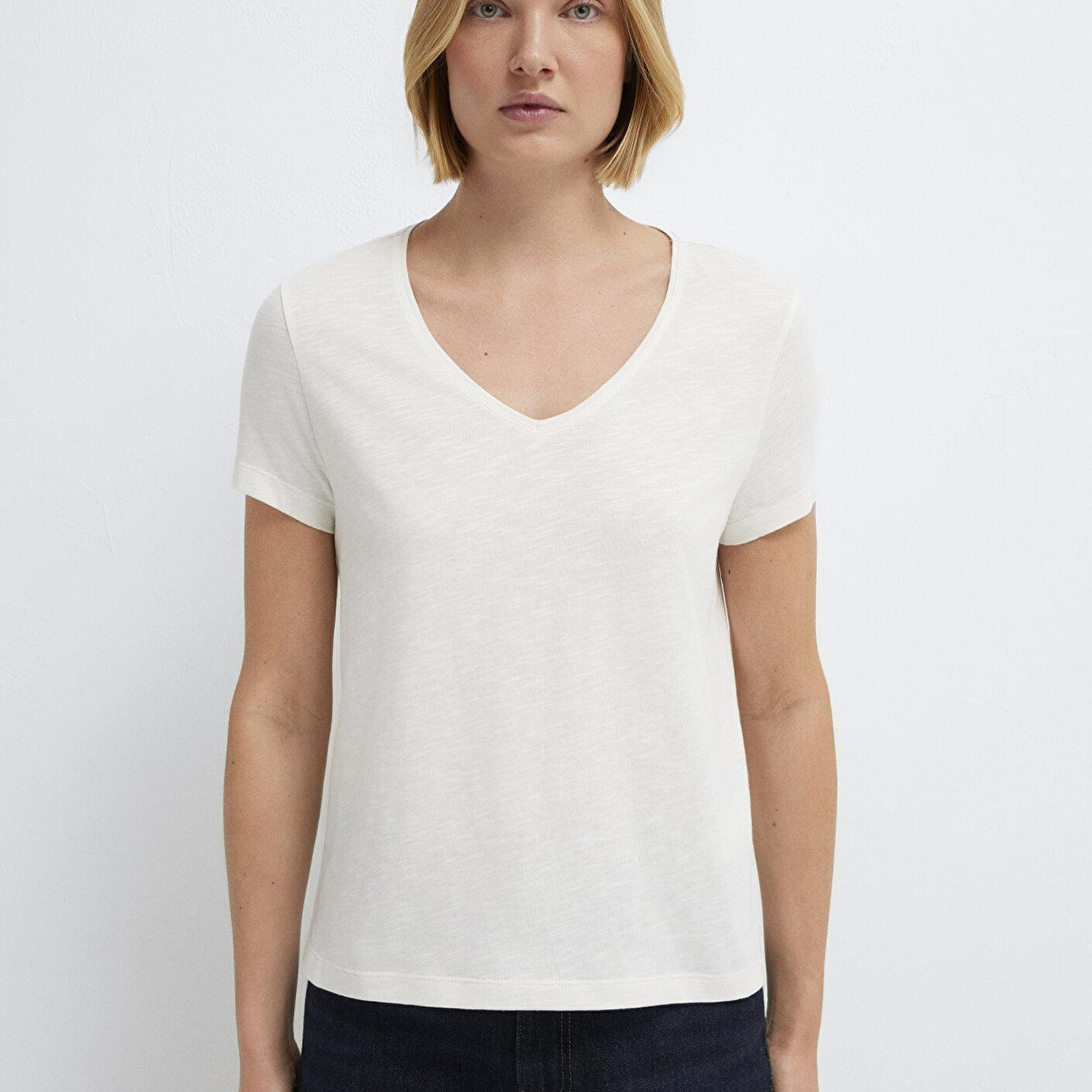Mavi V Yaka Ekru Basic Tişört Slim Fit / Dar Kesim 1614176-80194