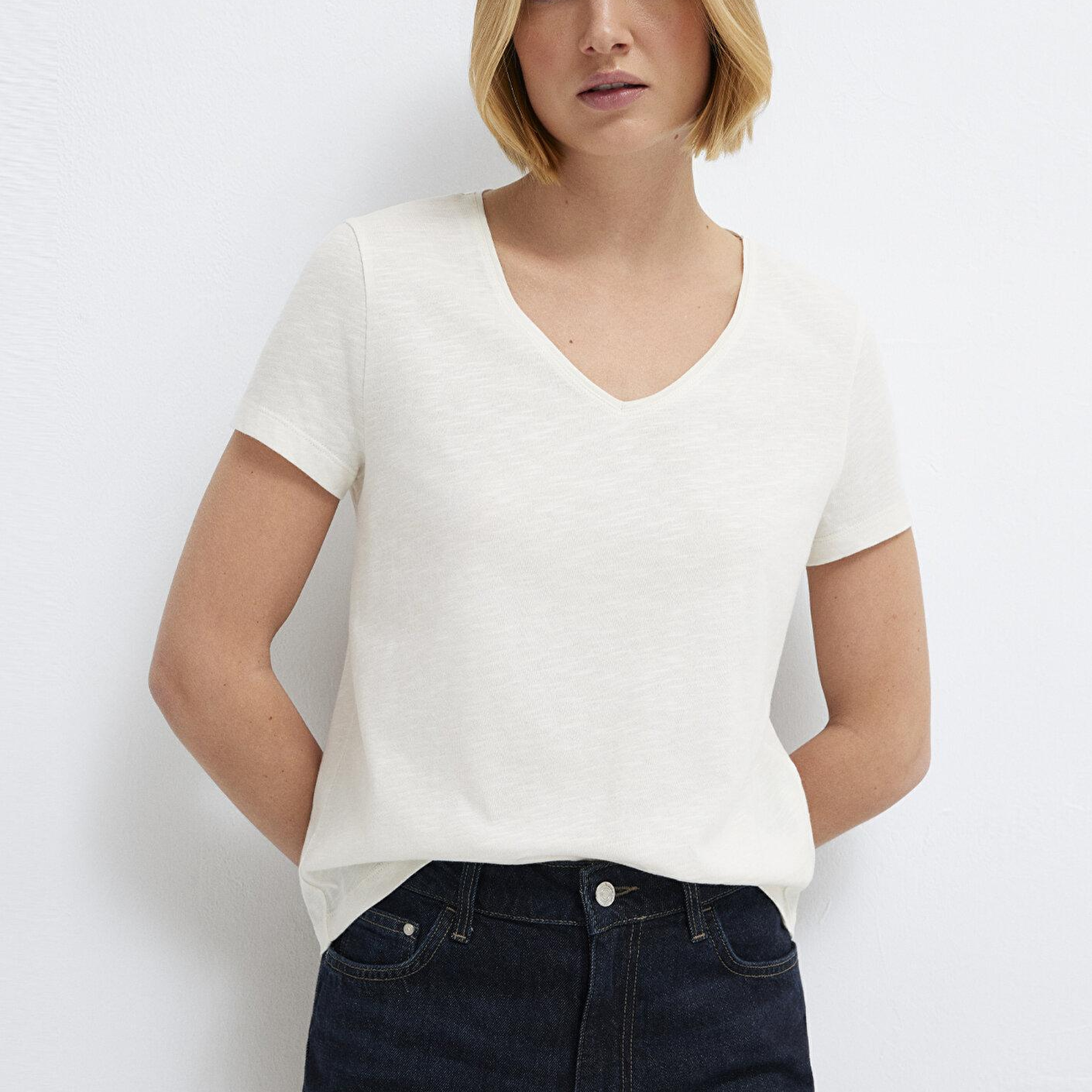 Mavi V Yaka Ekru Basic Tişört Slim Fit / Dar Kesim 1614176-80194