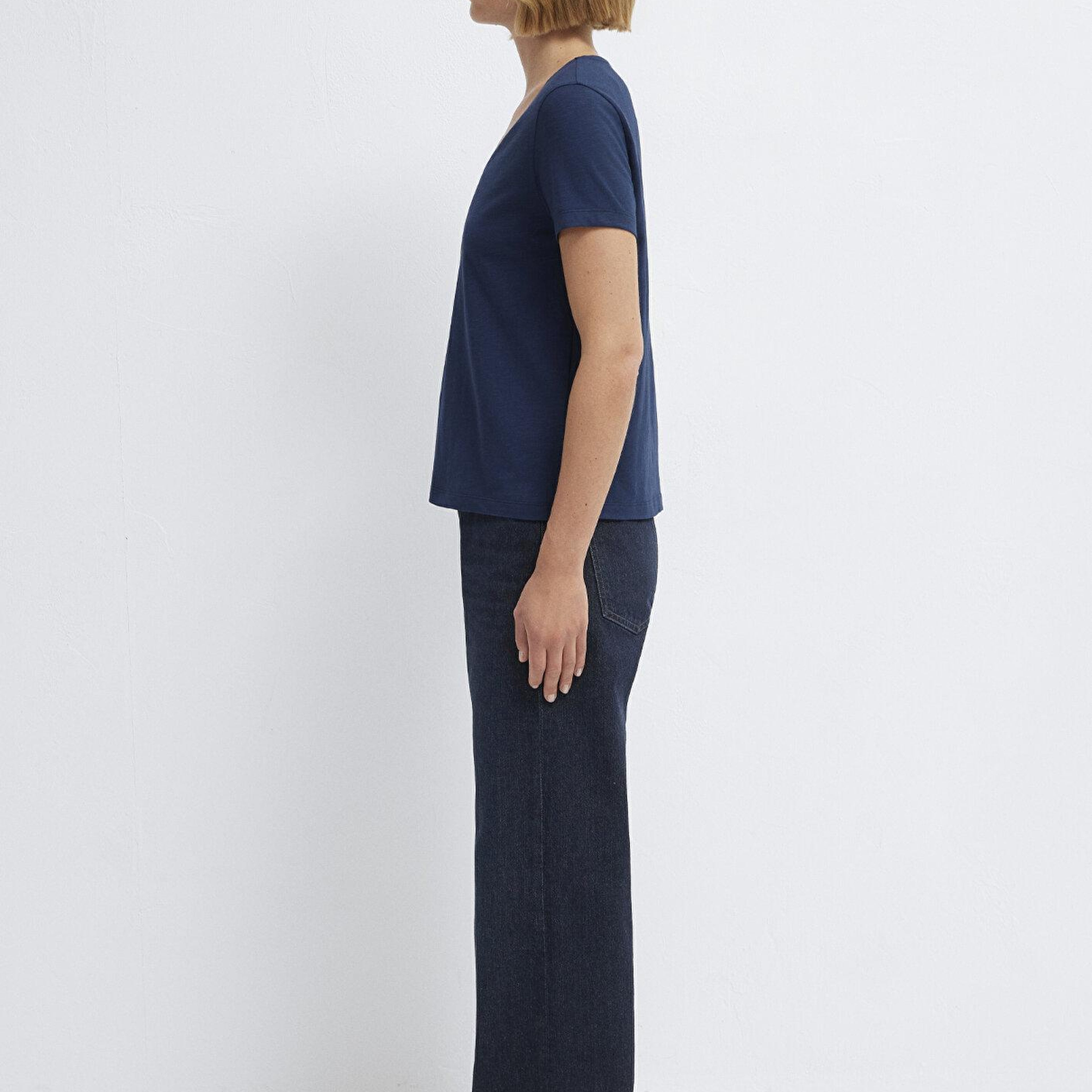 Mavi V Yaka Lacivert Basic Tişört Slim Fit / Dar Kesim 1614176-70497