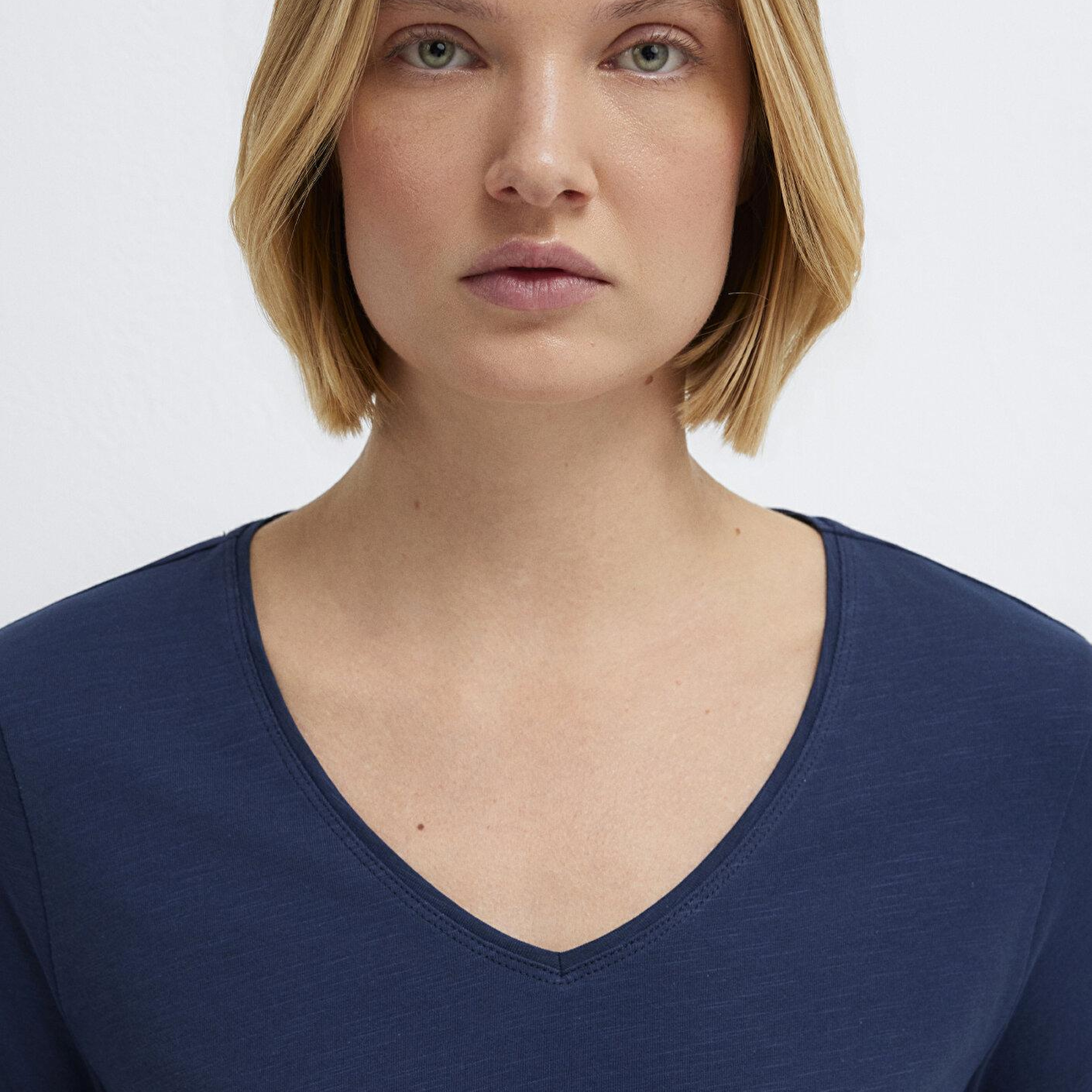 Mavi V Yaka Lacivert Basic Tişört Slim Fit / Dar Kesim 1614176-70497