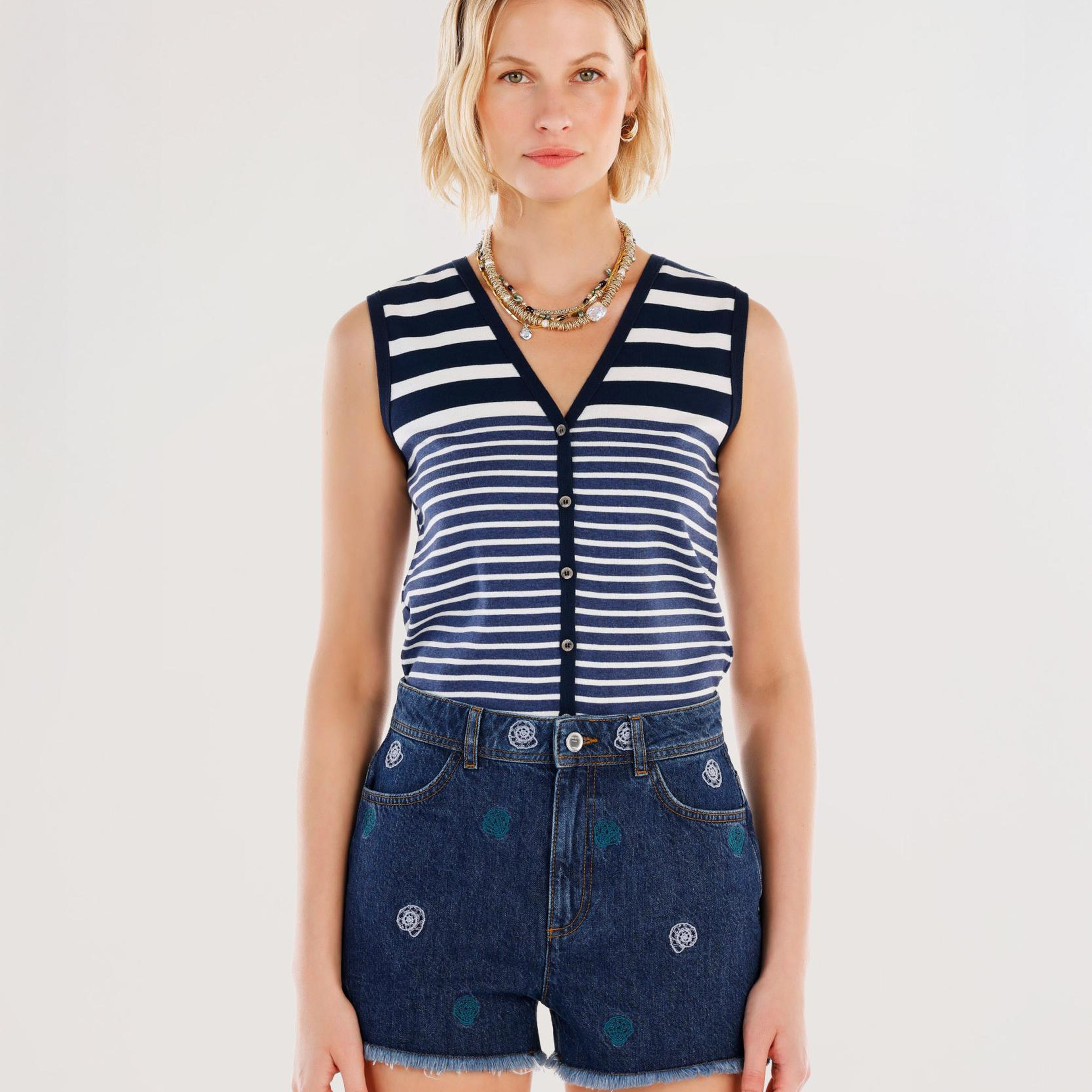 YARGICI Nakış Detaylı Denim Şort
