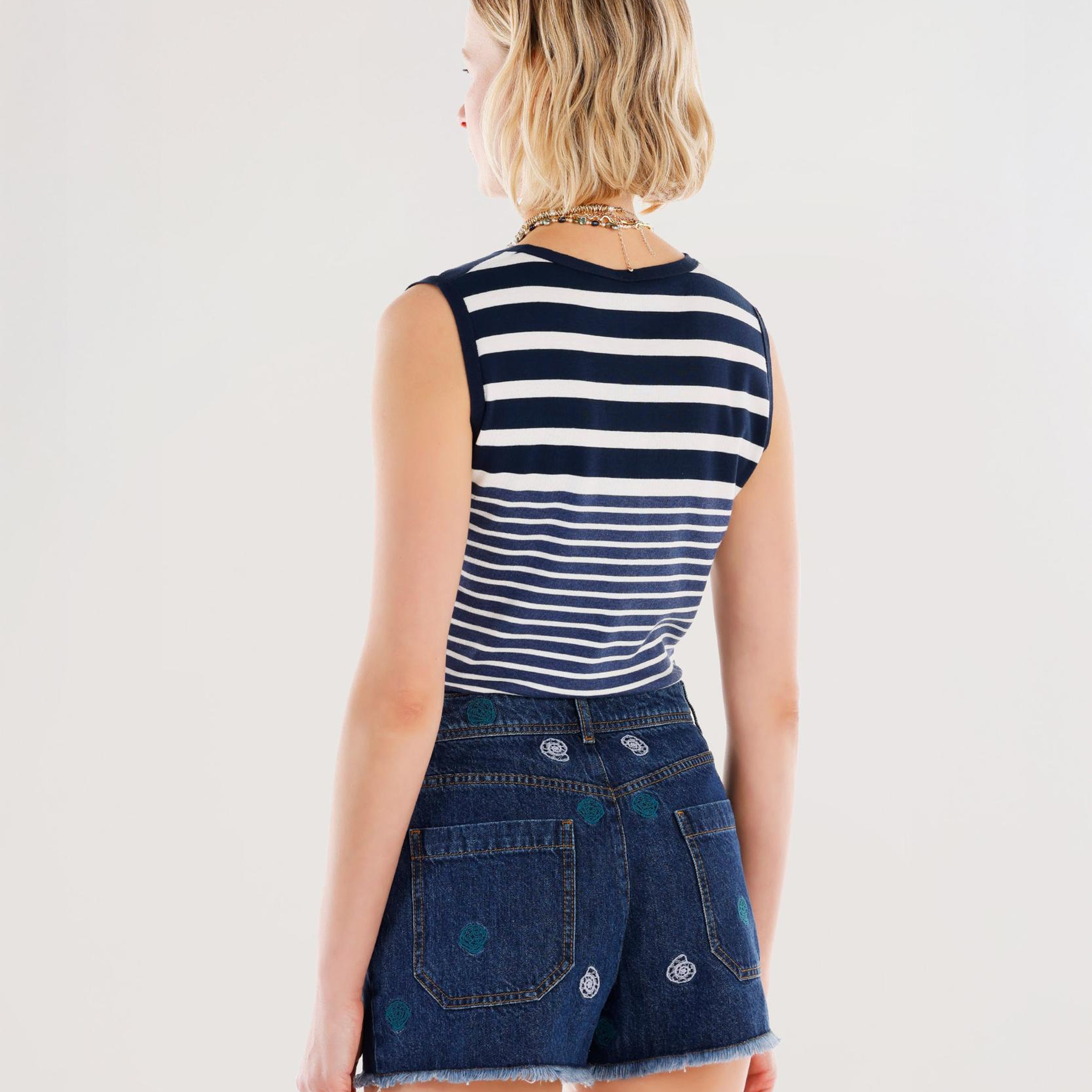 YARGICI Nakış Detaylı Denim Şort