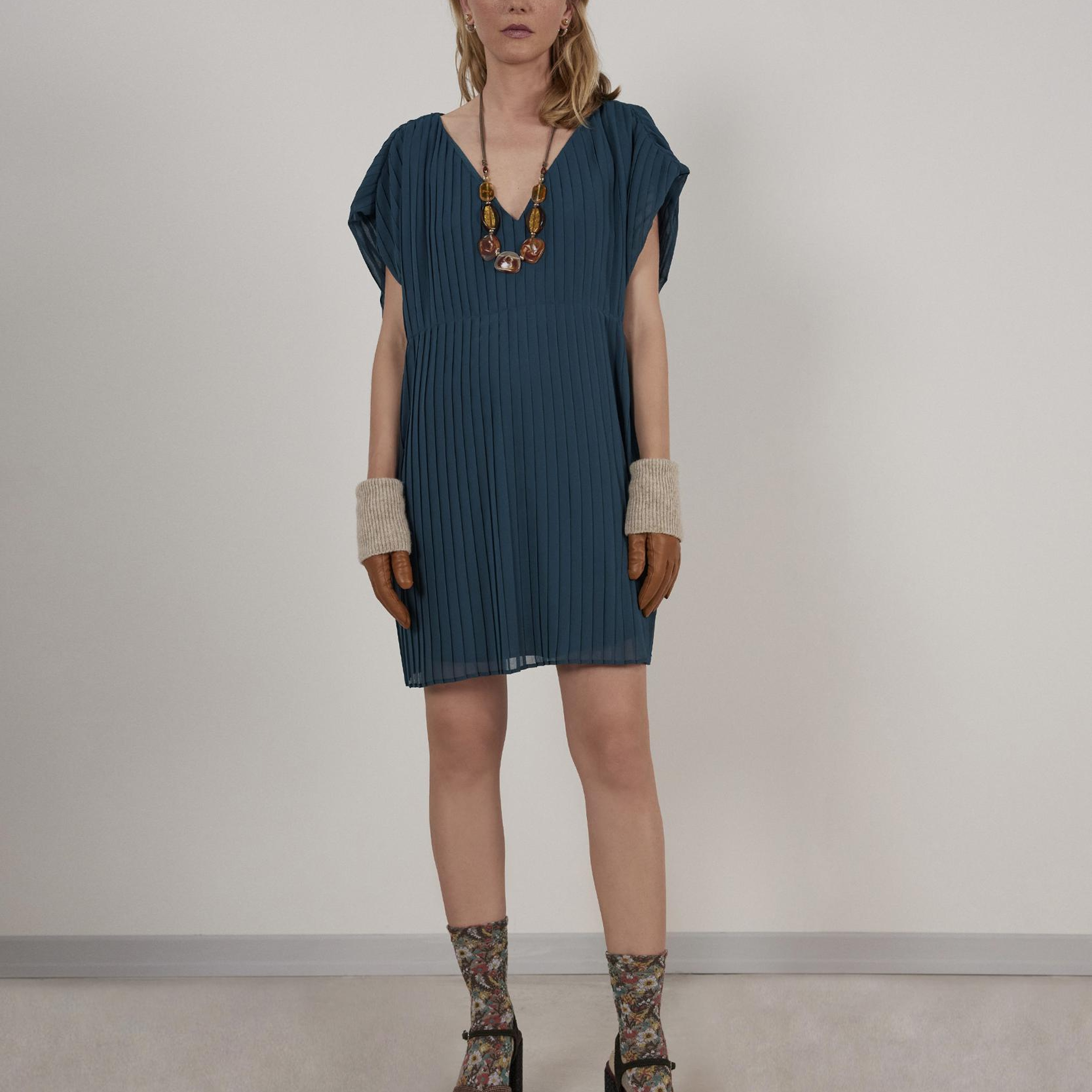 YARGICI V Yaka Elbise