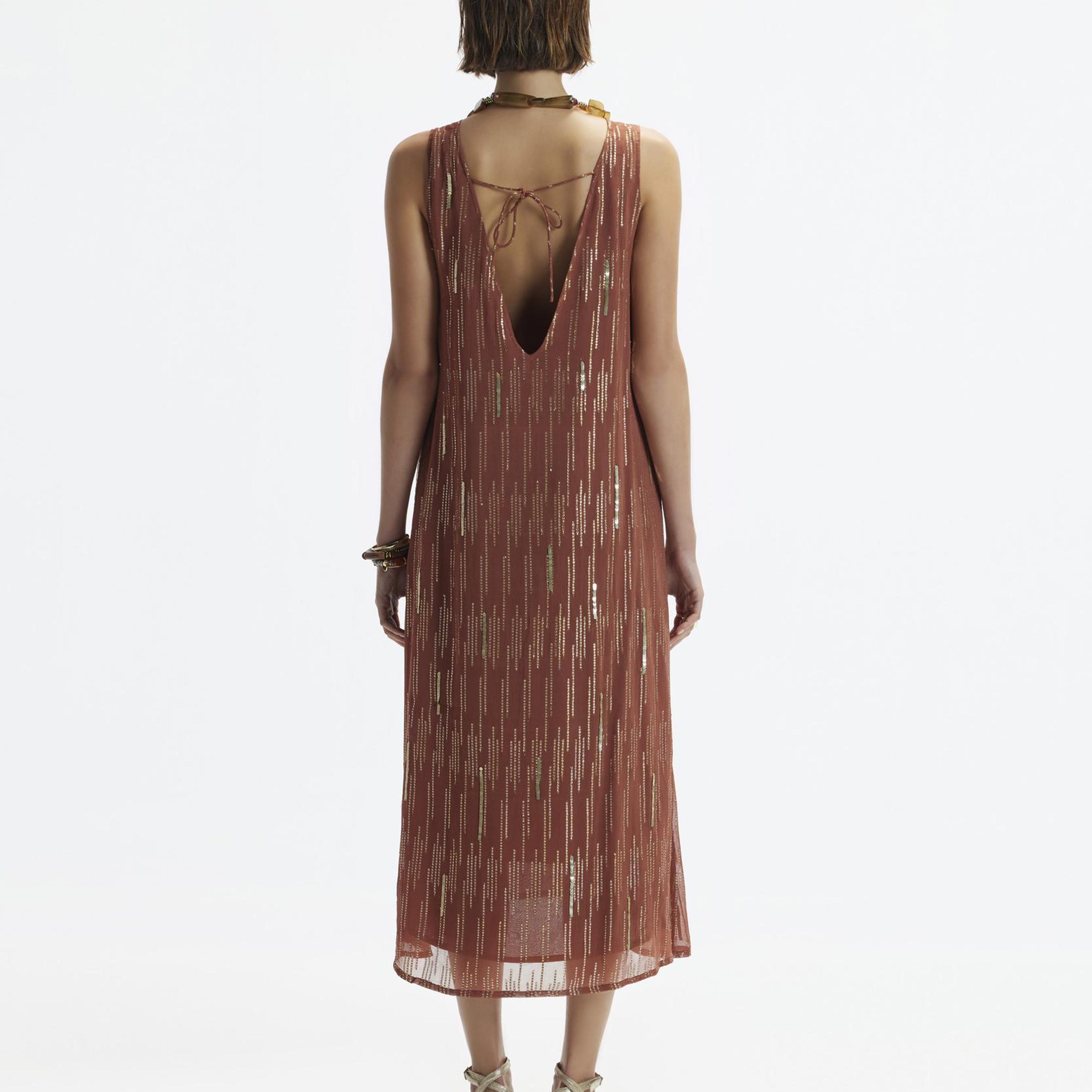 YARGICI Kolsuz Sırt Bağlama Detaylı Midi Elbise