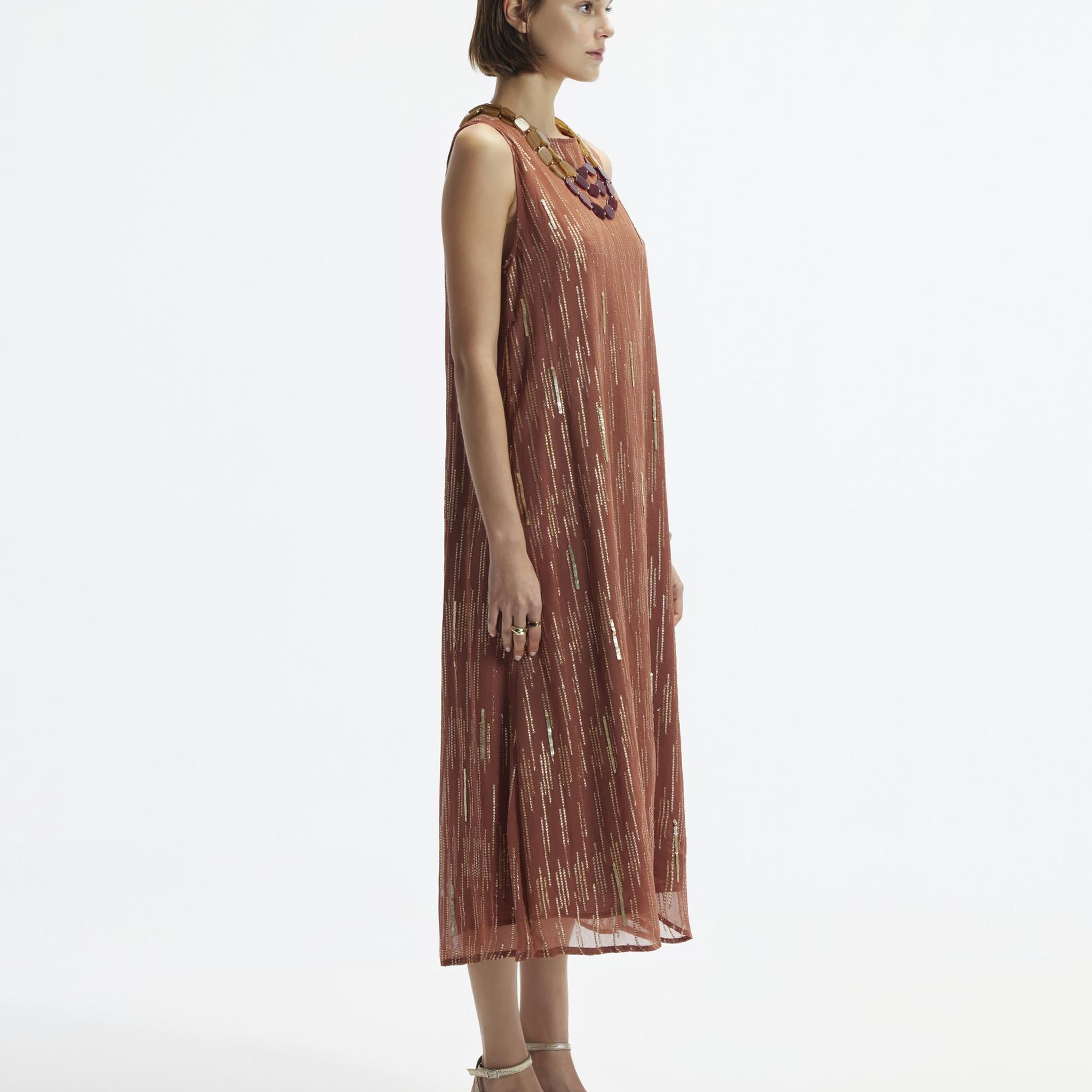 YARGICI Kolsuz Sırt Bağlama Detaylı Midi Elbise