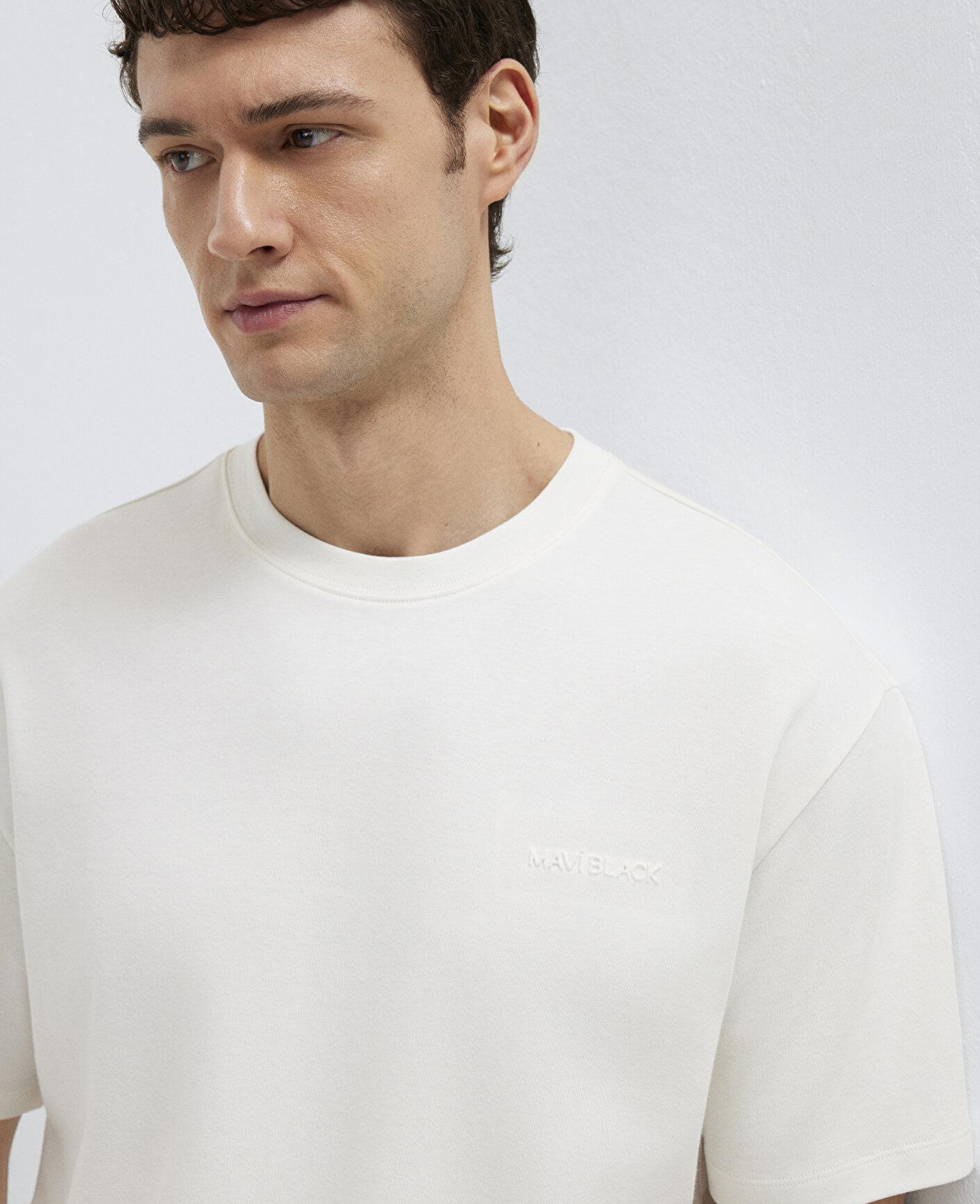 Mavi Mavi Black Ekru Basic Tişört Loose Fit / Bol Rahat Kesim 0612645-70057