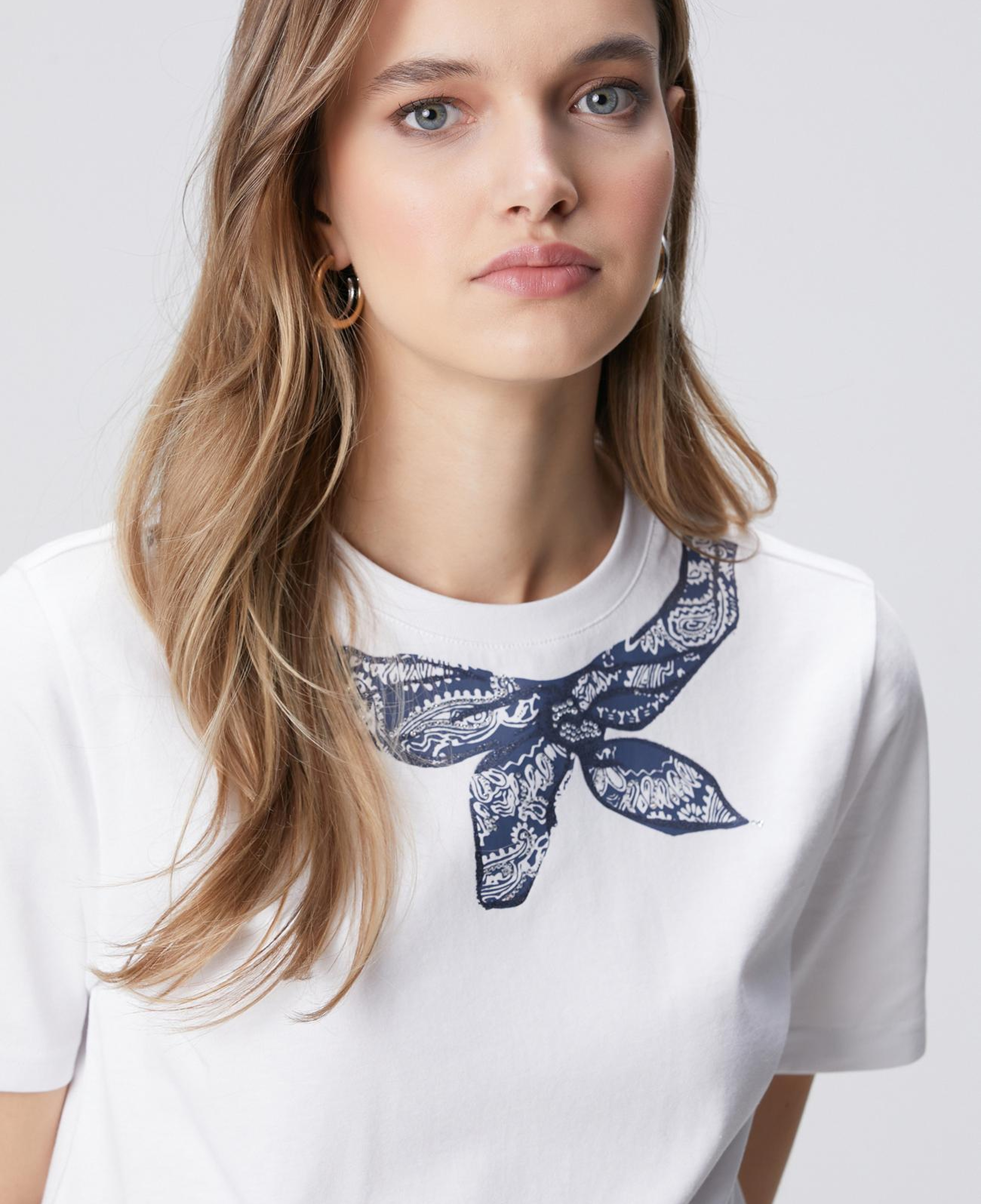 Network Kadın Beyaz Yaka Şal Desen Baskılı T-shirt