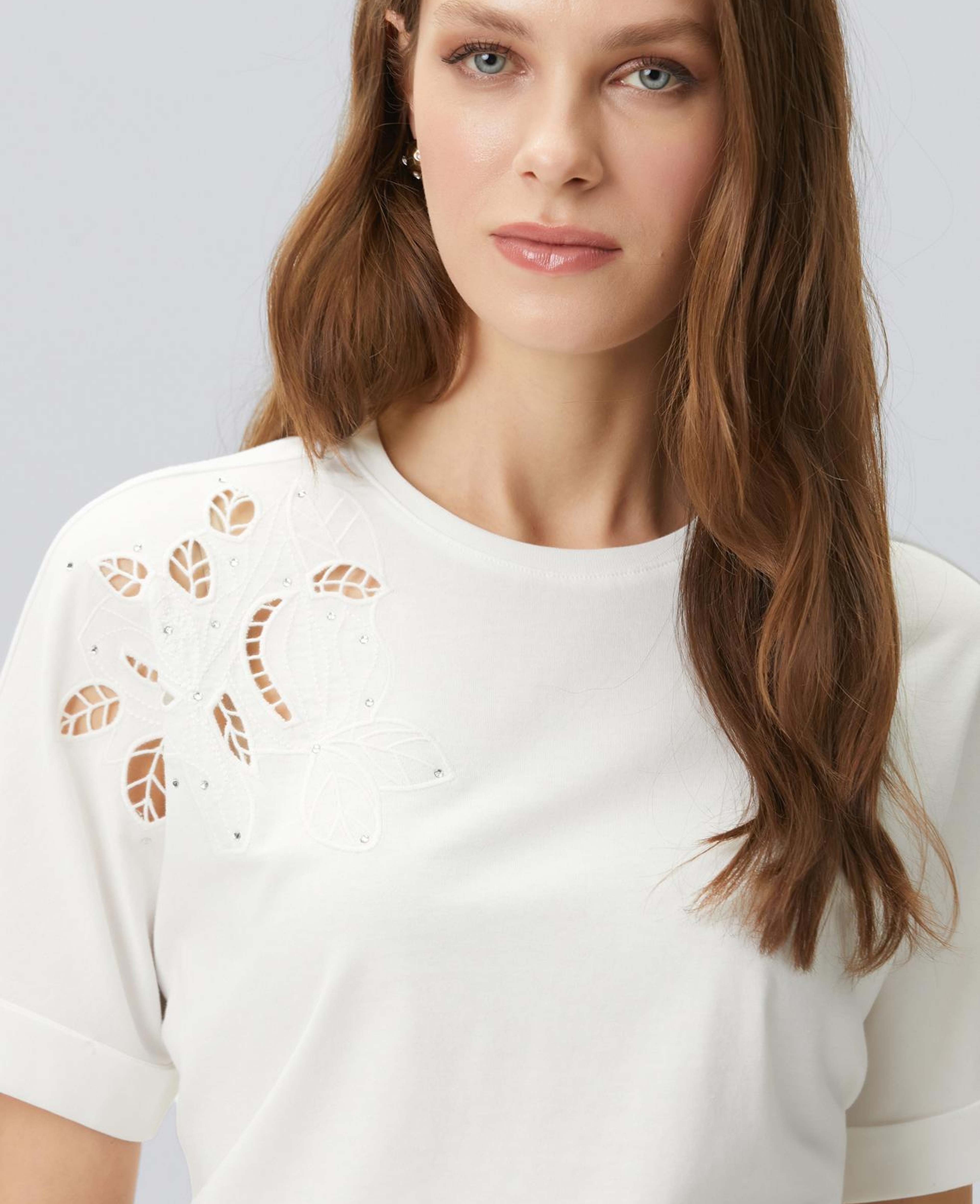 Network Kadın Kırık Beyaz Düşük Omuz Omzu Brode Detaylı T-shirt