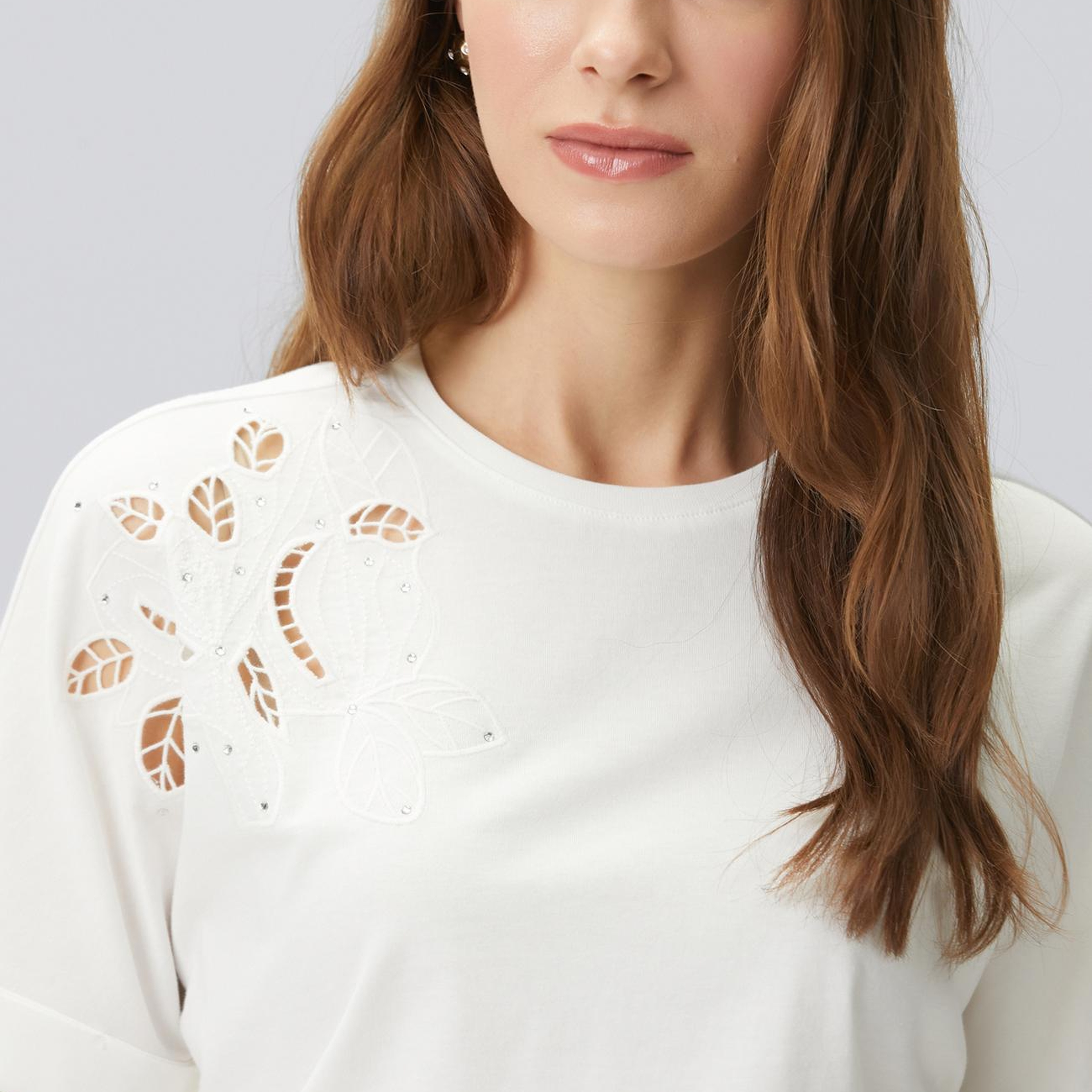 Network Kadın Kırık Beyaz Düşük Omuz Omzu Brode Detaylı T-shirt