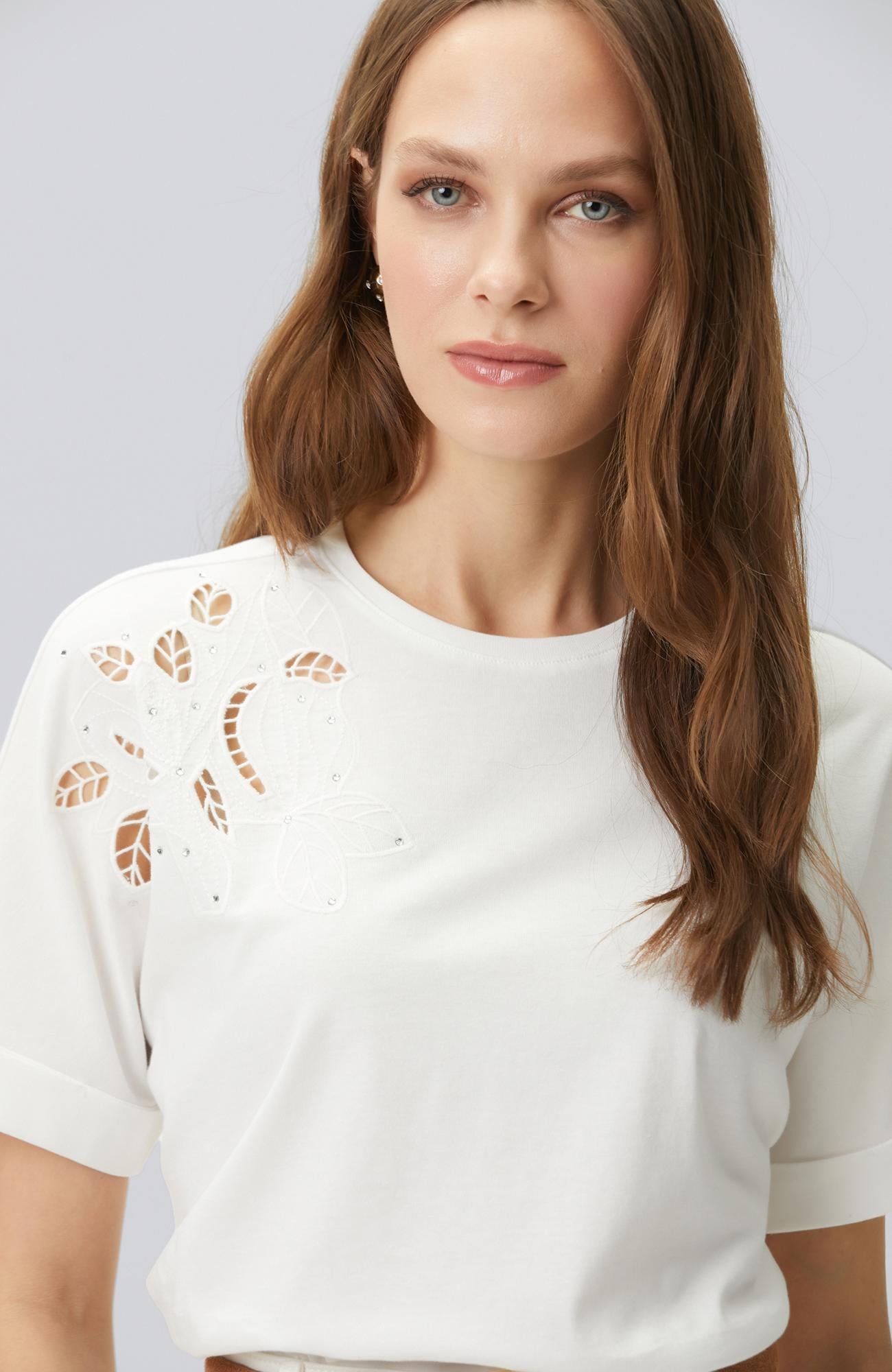Network Kadın Kırık Beyaz Düşük Omuz Omzu Brode Detaylı T-shirt