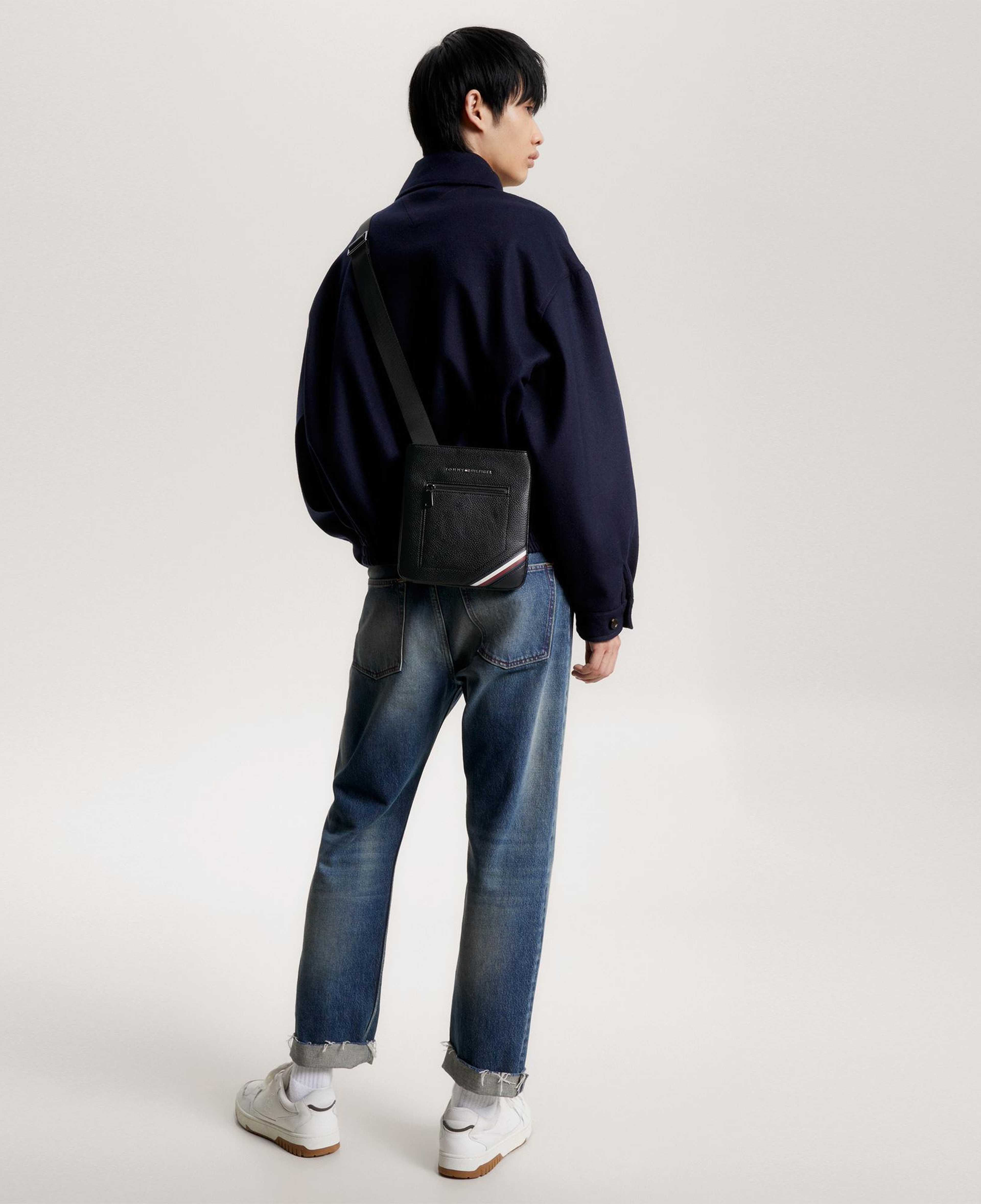 Tommy Hilfiger Central Mini Crossover Erkek Siyah Omuz Çantası