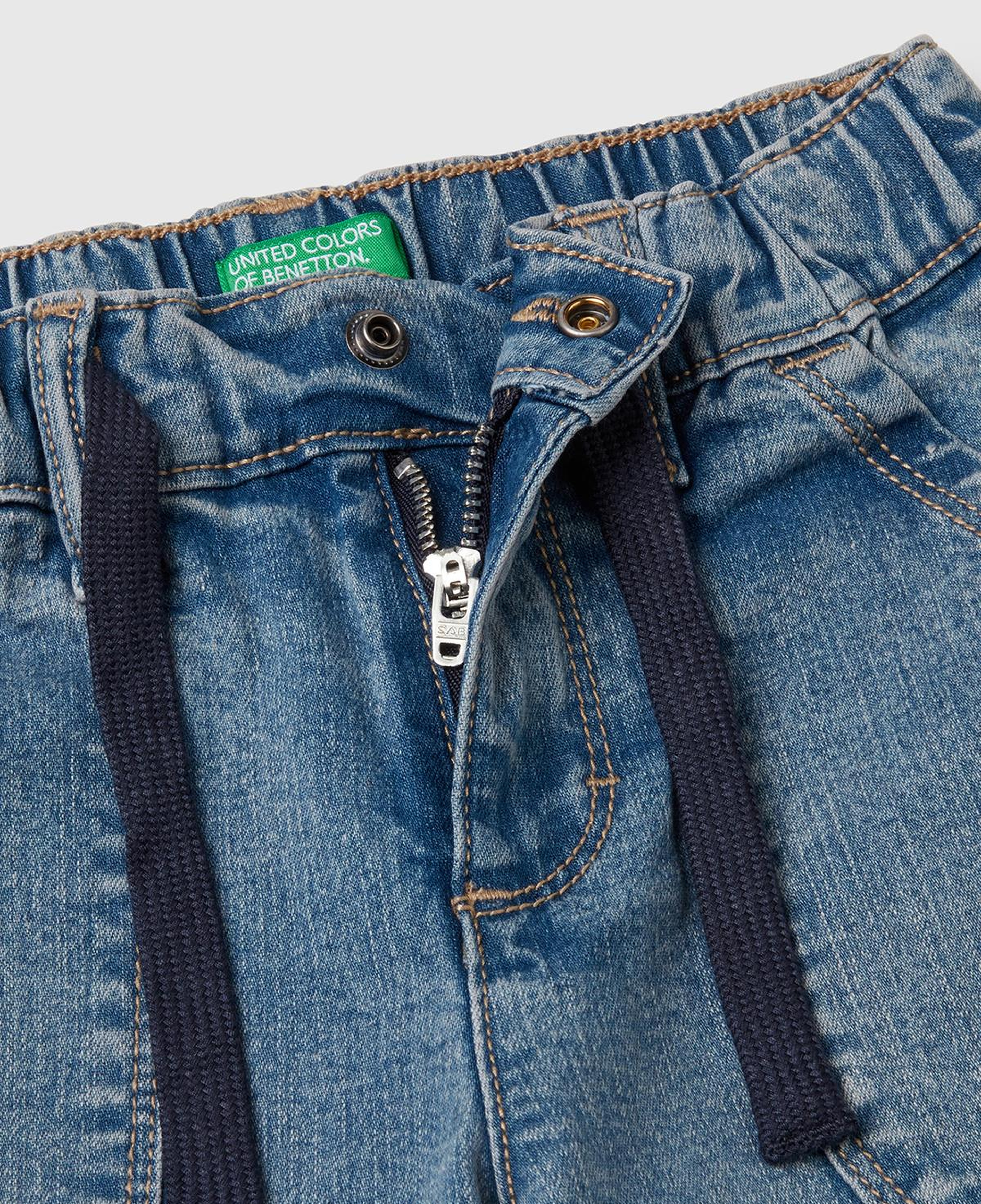 Erkek Çocuk Açık Denim Beli Büzgü İpli Yama Cepli Denim Havuç Pantolon