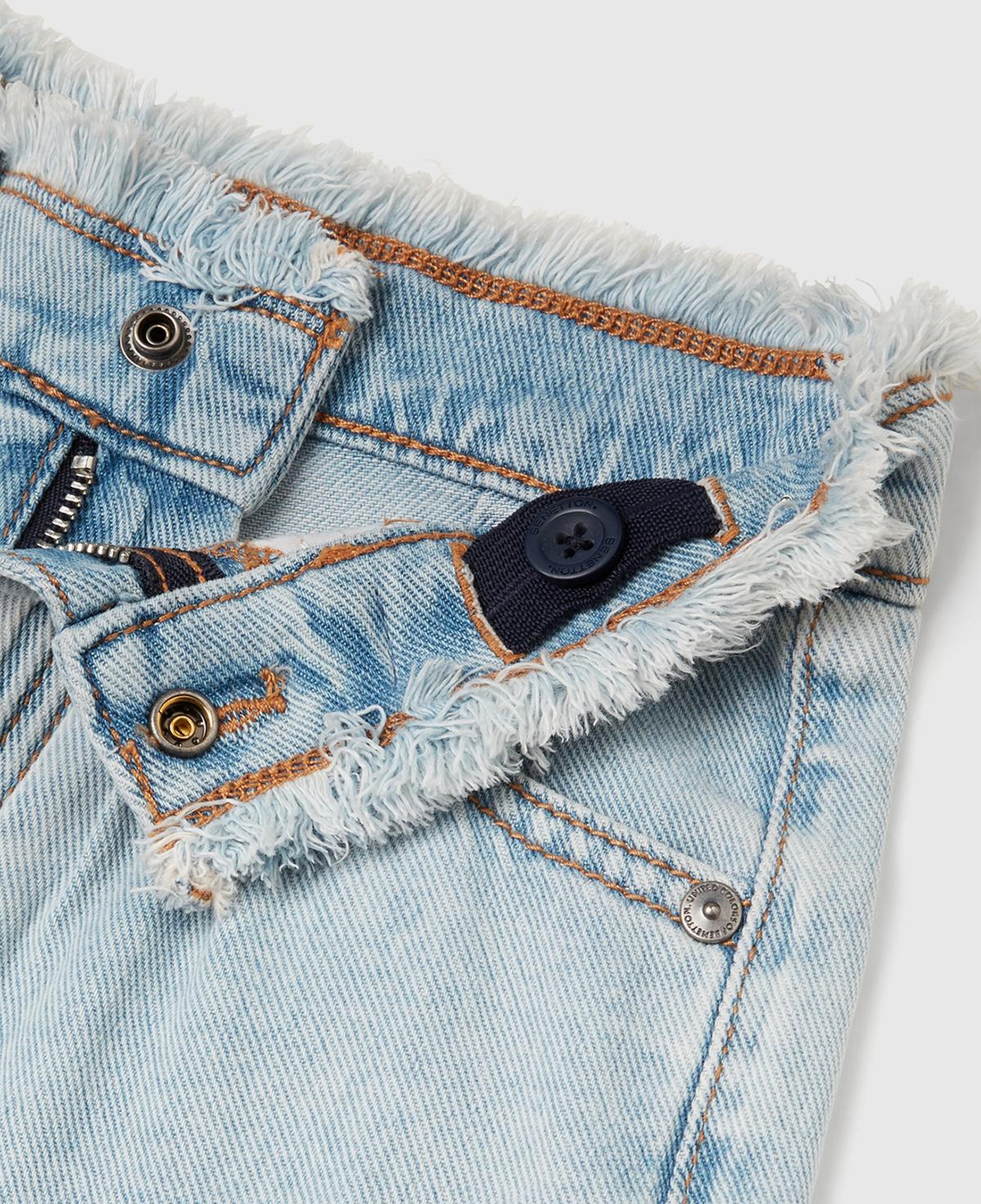 Kız Çocuk Açık Denim Arka Cebi Logo Etiketli Beli Lastikli Denim Şort
