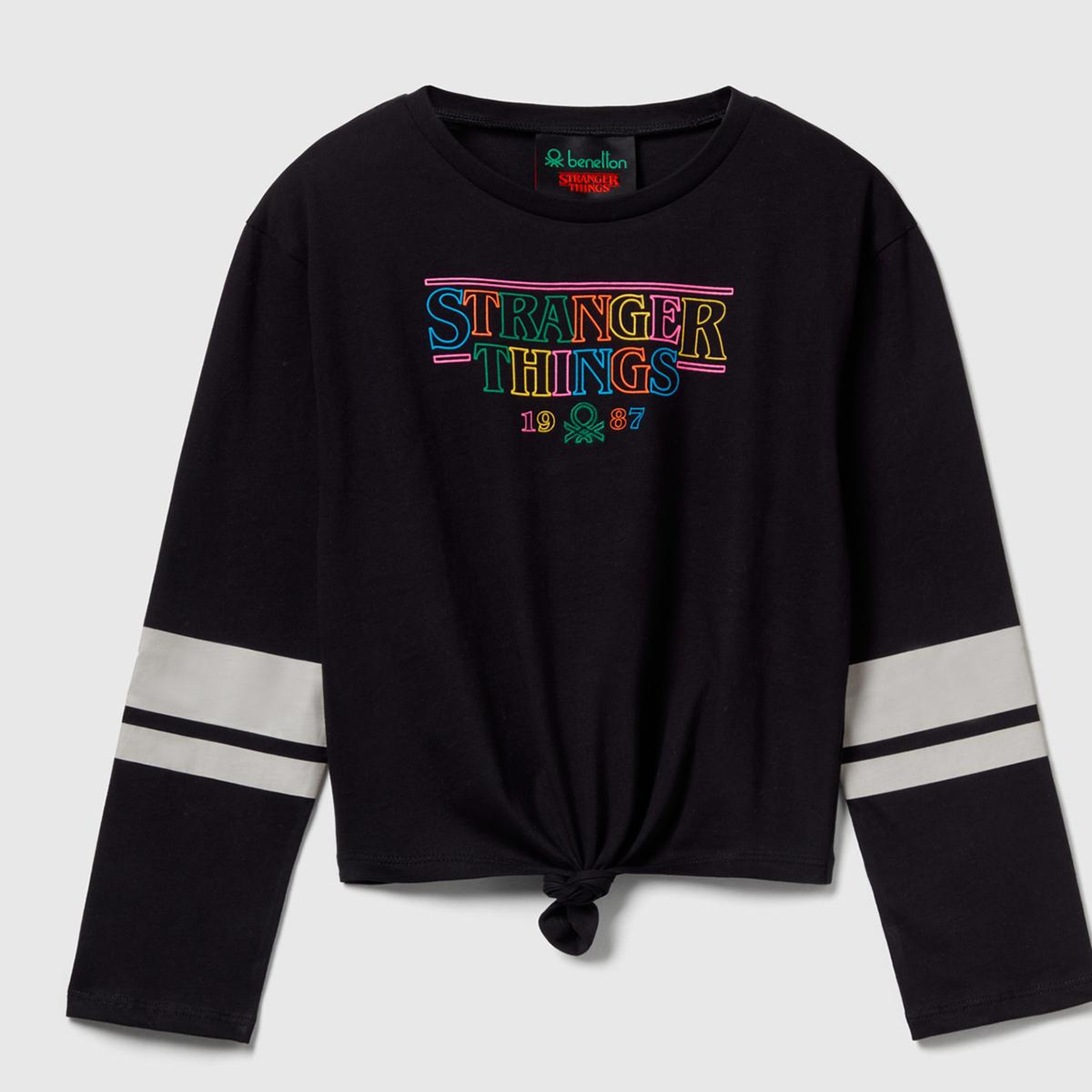 Kız Çocuk Siyah %100 Pamuk Stranger Things Ön Düğüm Detaylı Kol Şerit Baskılı T-Shirt
