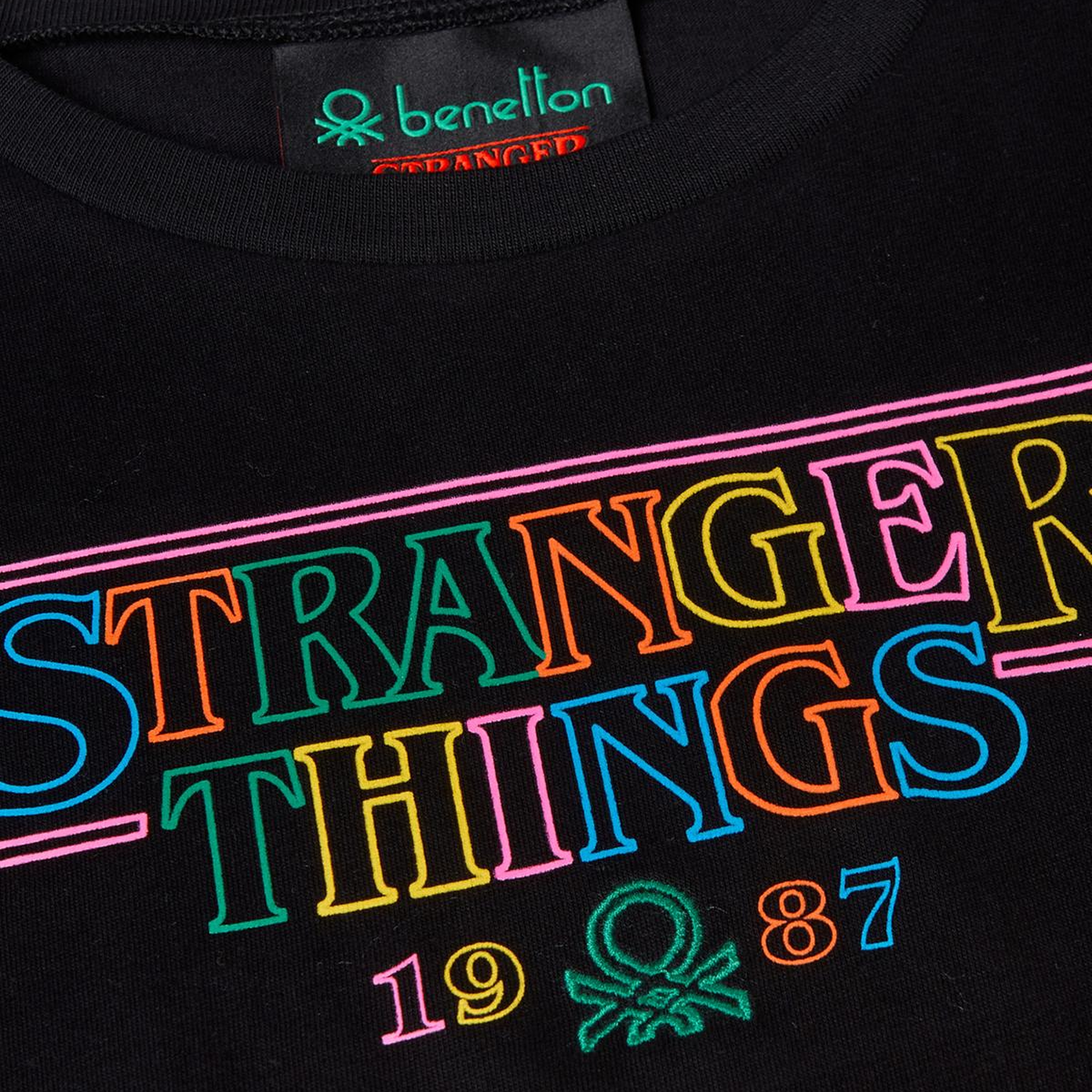 Kız Çocuk Siyah %100 Pamuk Stranger Things Ön Düğüm Detaylı Kol Şerit Baskılı T-Shirt