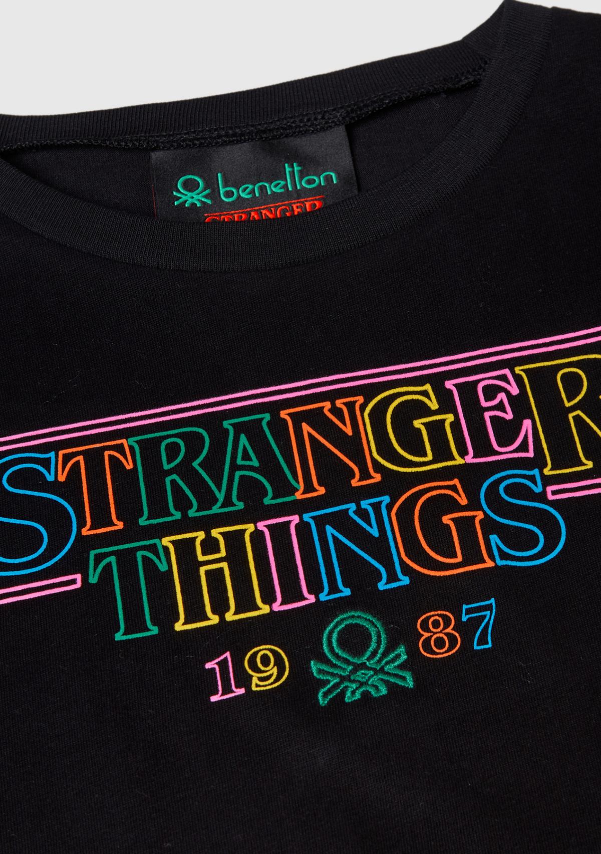 Kız Çocuk Siyah %100 Pamuk Stranger Things Ön Düğüm Detaylı Kol Şerit Baskılı T-Shirt