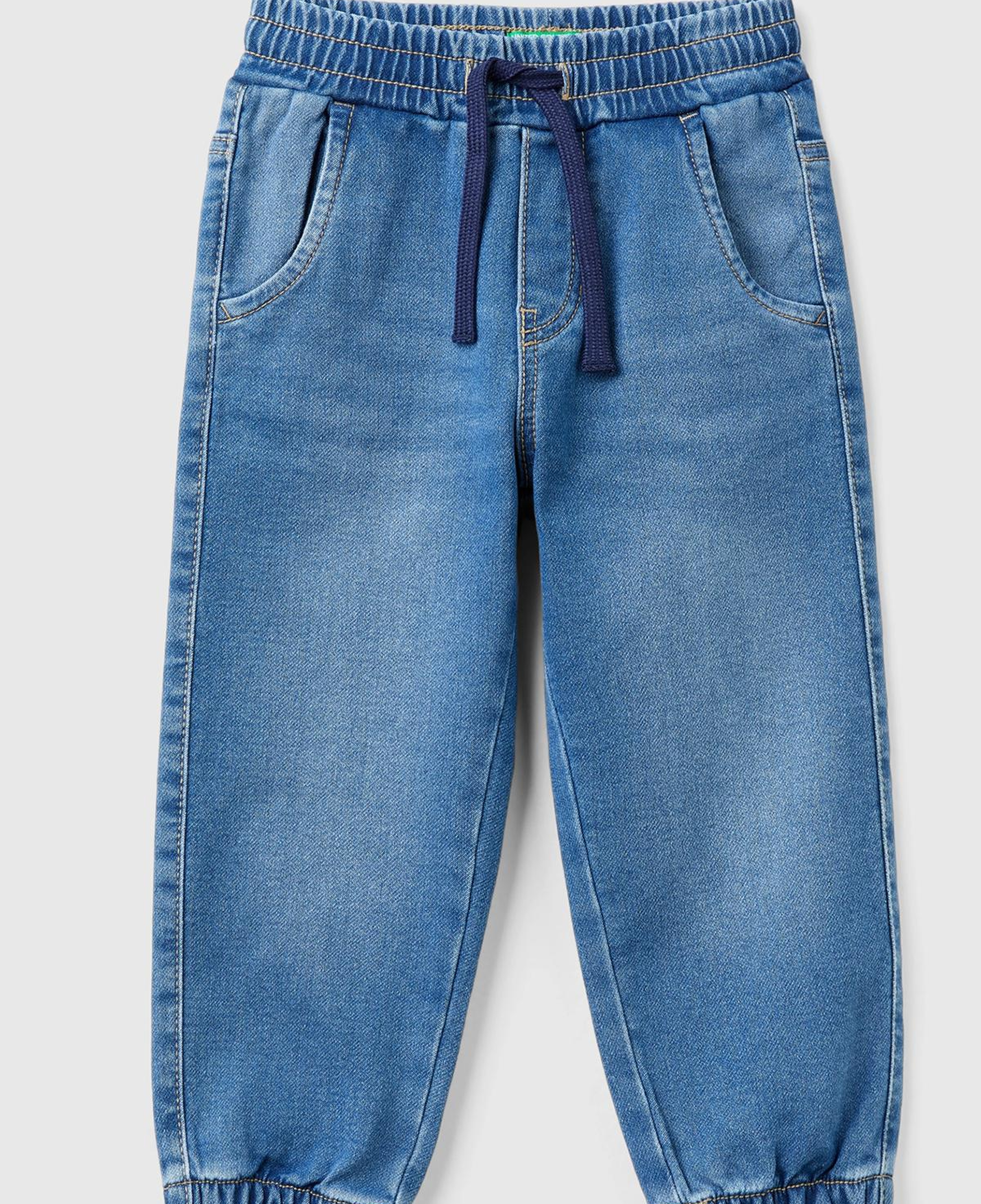 Erkek Çocuk Mavi Arka Cebi Logolu Lastik Paça Ağartılmış Denim Pantolon