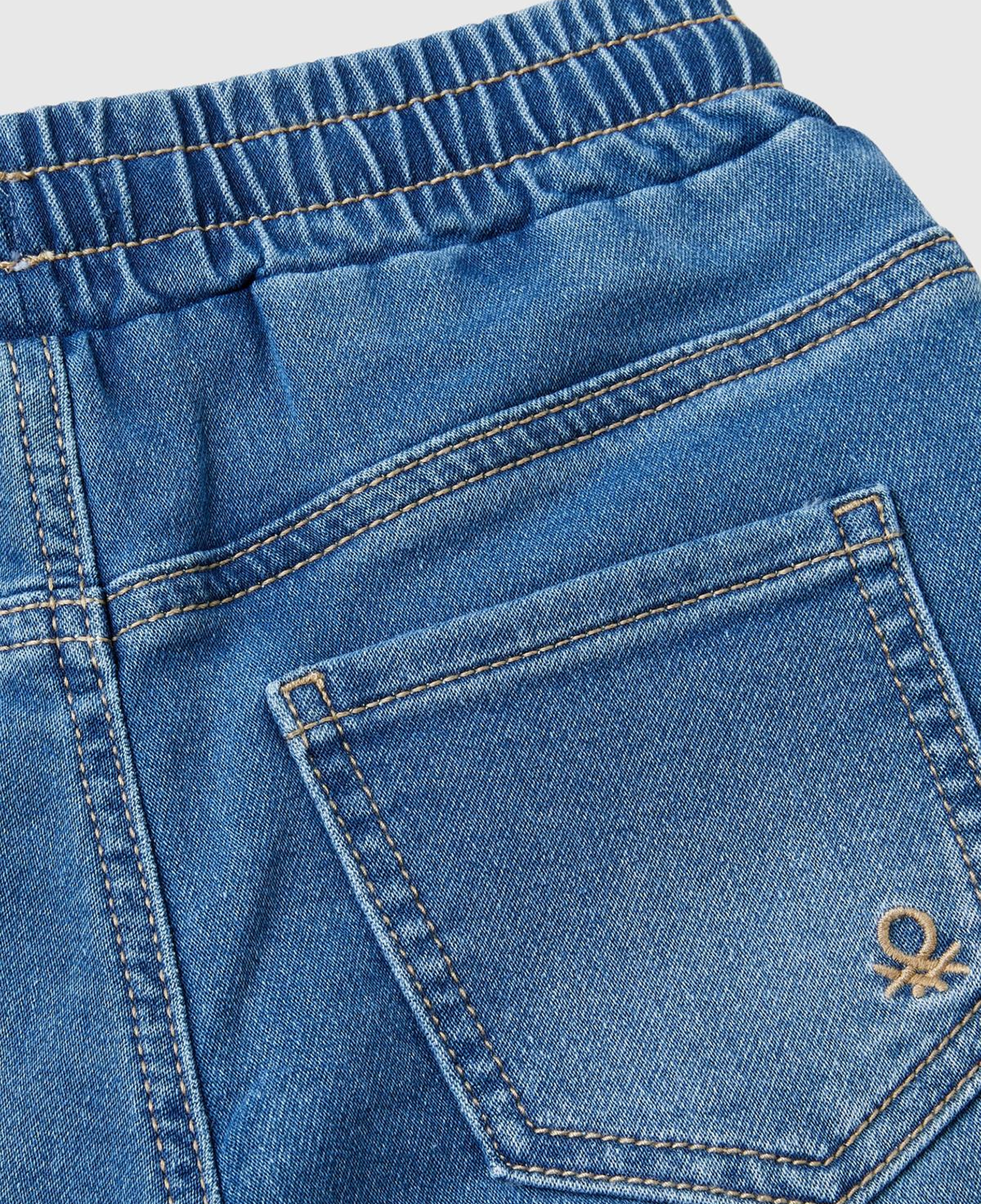 Erkek Çocuk Mavi Arka Cebi Logolu Lastik Paça Ağartılmış Denim Pantolon