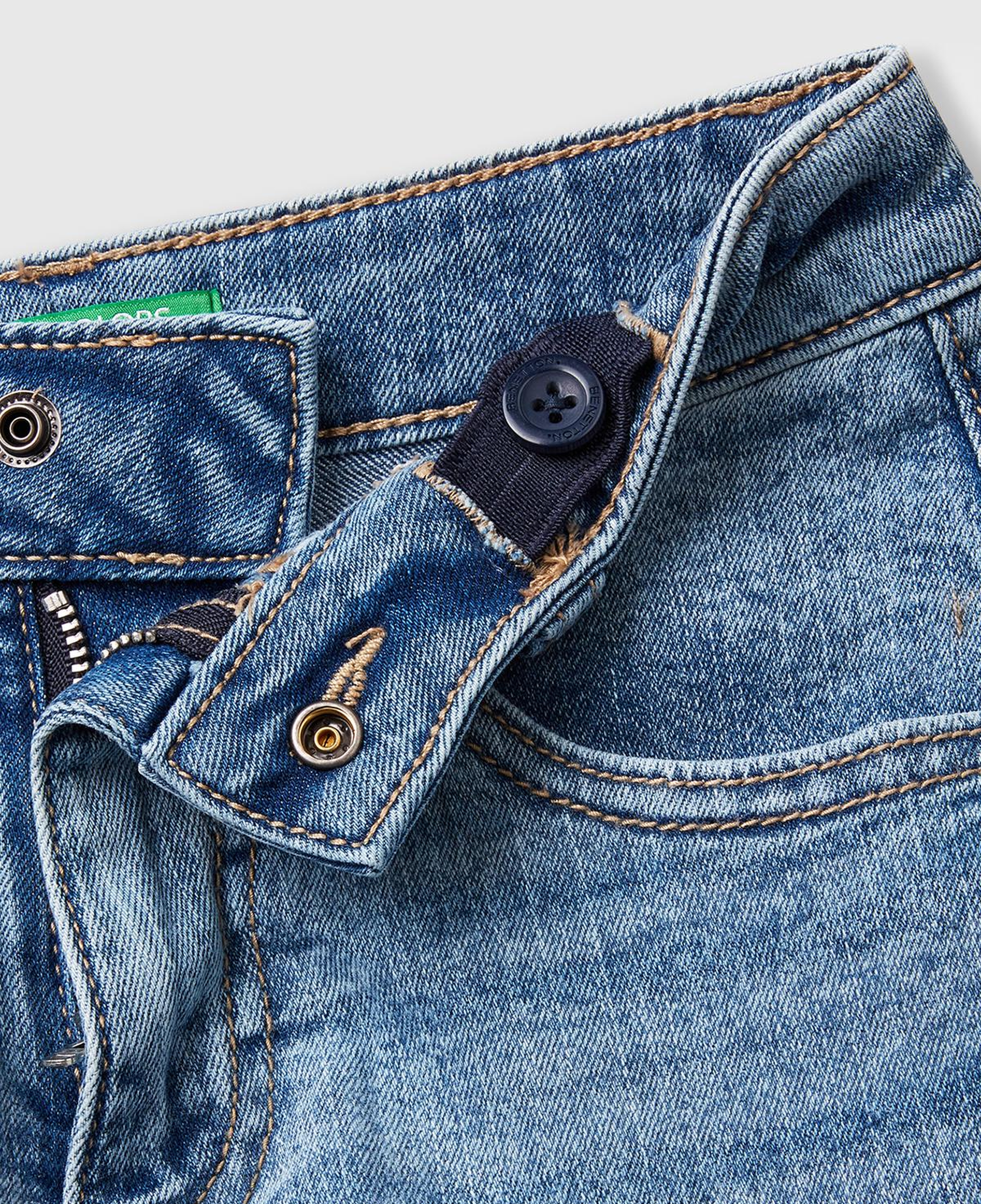 Kız Çocuk Mavi Taş Yıkama Logo İşlemeli Streç Denim Şort