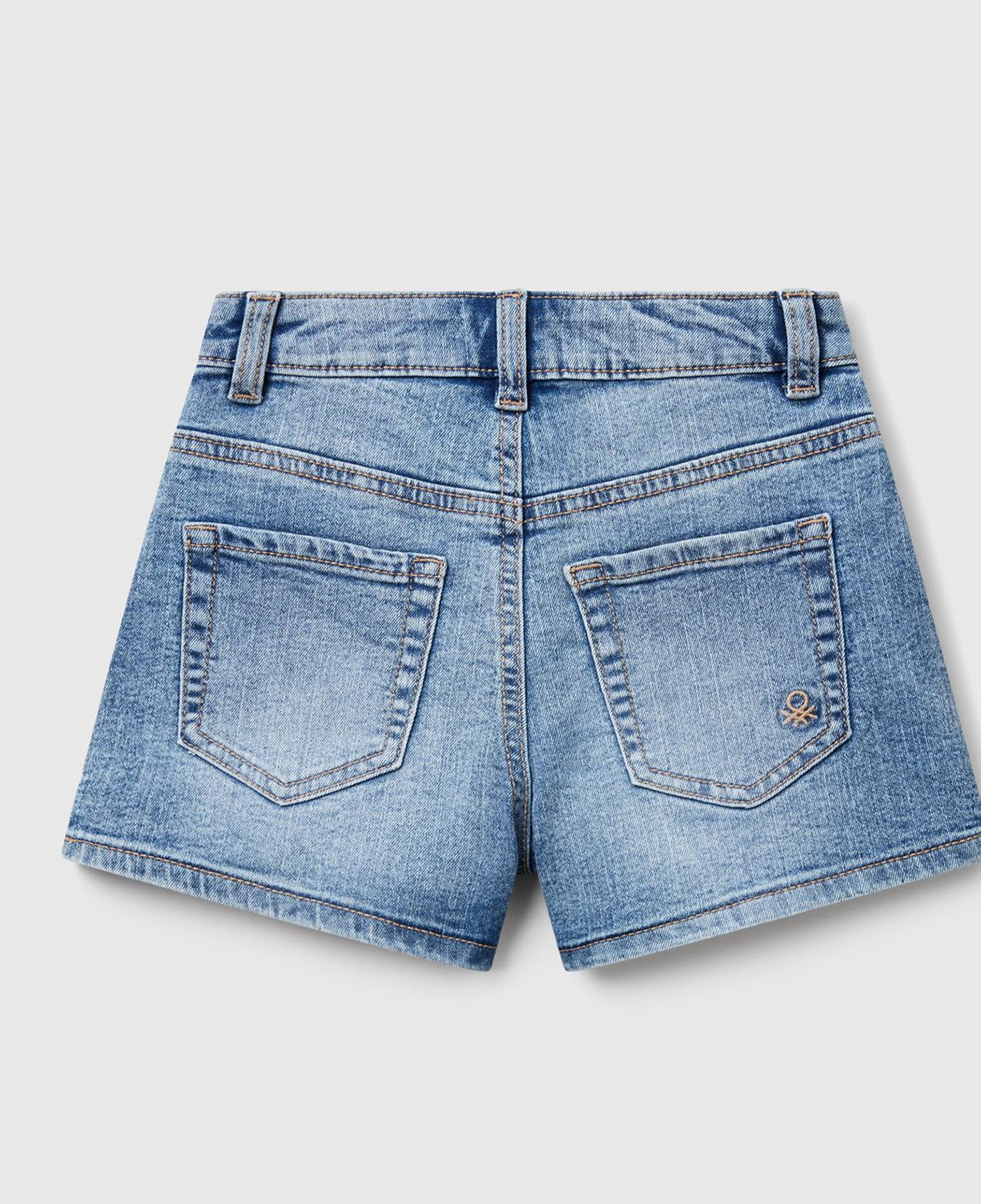 Kız Çocuk Mavi Taş Yıkama Logo İşlemeli Streç Denim Şort