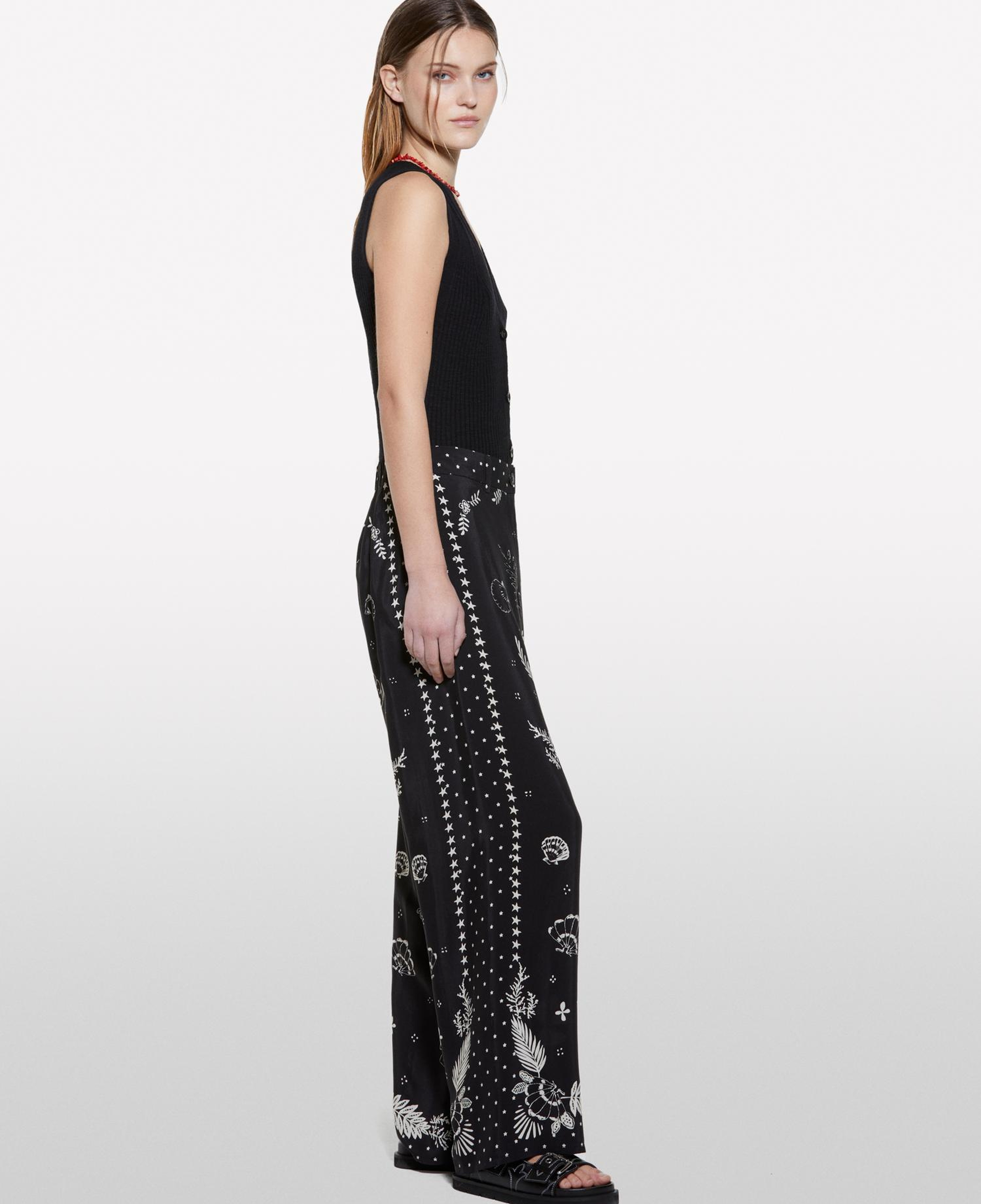 Kadın Siyah Keten Karışımlı Slim Fit Triko Yelek