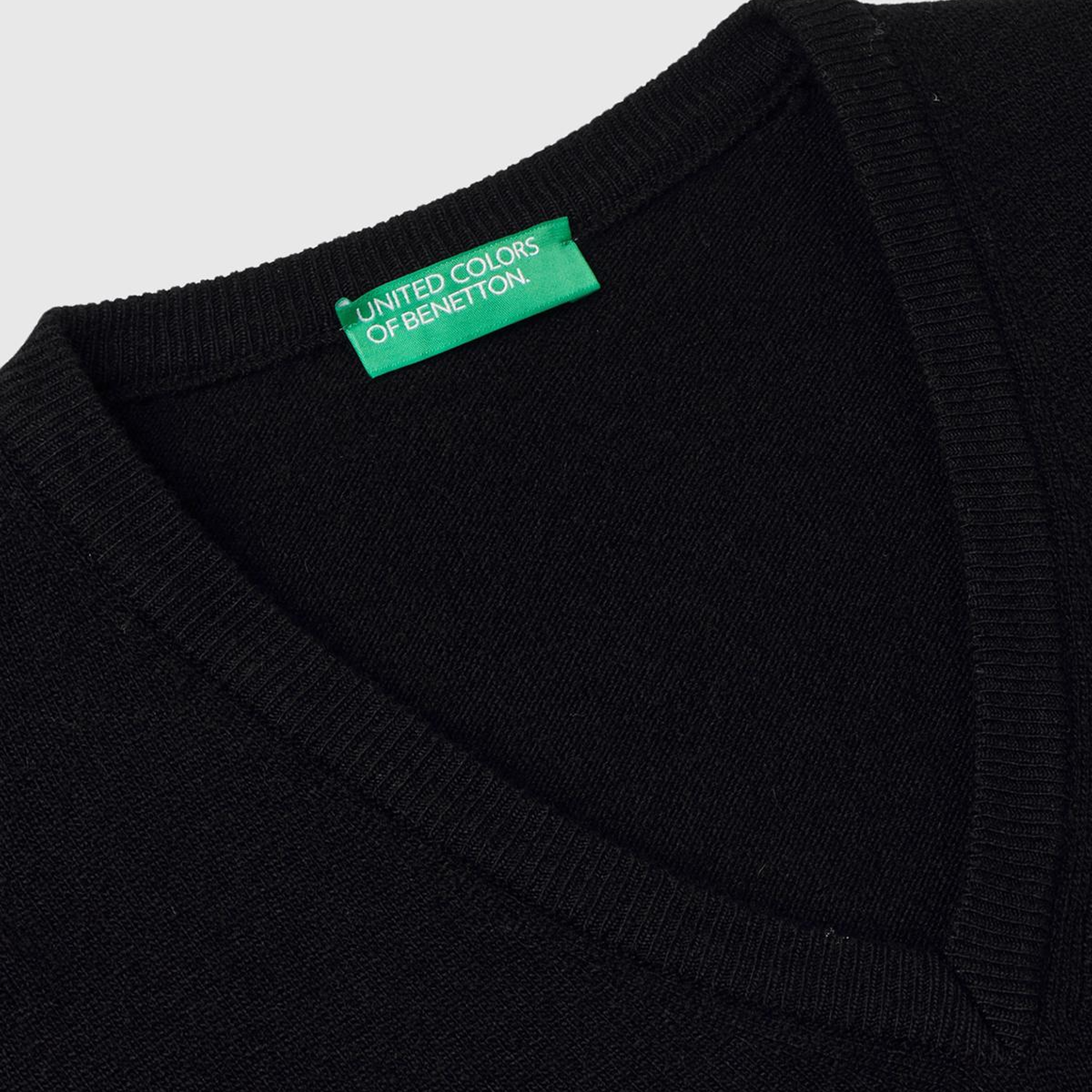 Erkek Siyah V Yaka %100 Merino Kazak