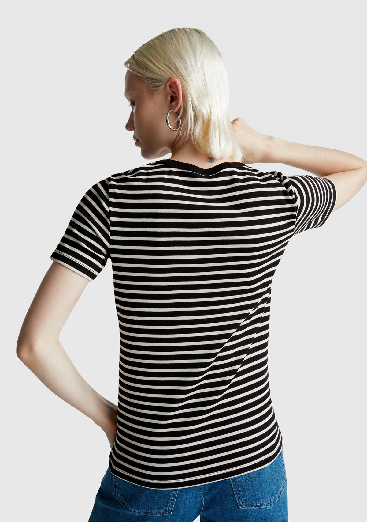 Kadın Siyah %100 Pamuk Sol Altı Logolu Çizgili Bisiklet Yaka T-Shirt