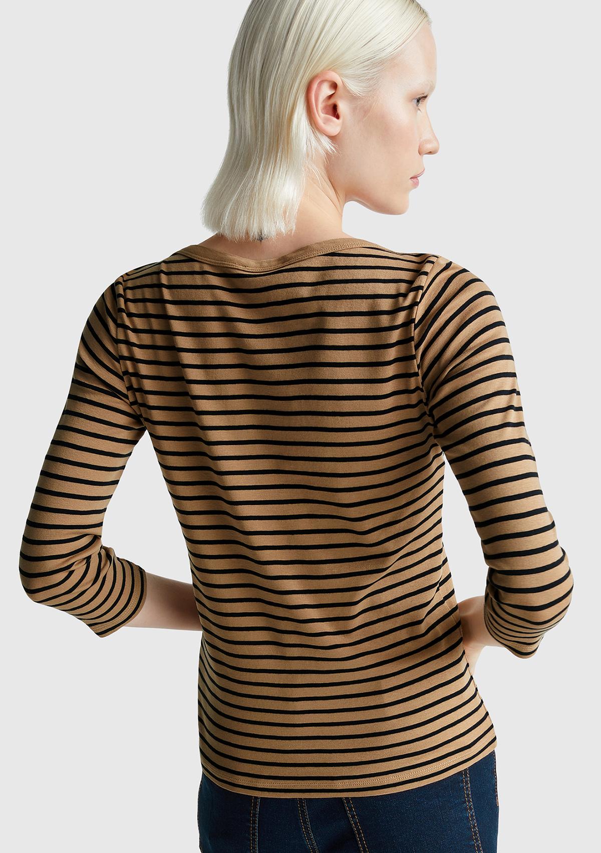 Kadın Kahverengi  %100 Pamuk Çizgili Logolu Kayık Yaka Truvakar Kol T-Shirt