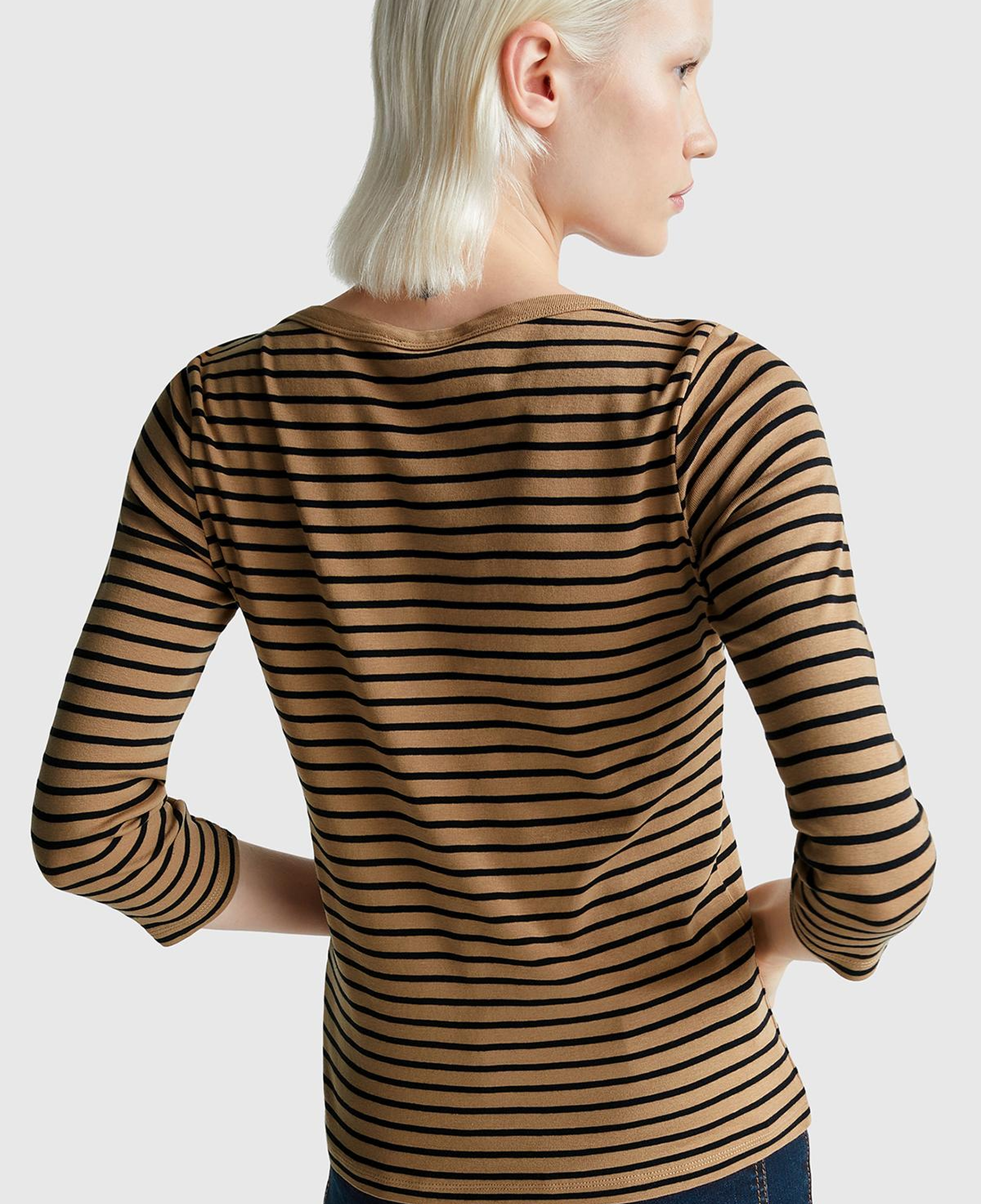 Kadın Kahverengi  %100 Pamuk Çizgili Logolu Kayık Yaka Truvakar Kol T-Shirt