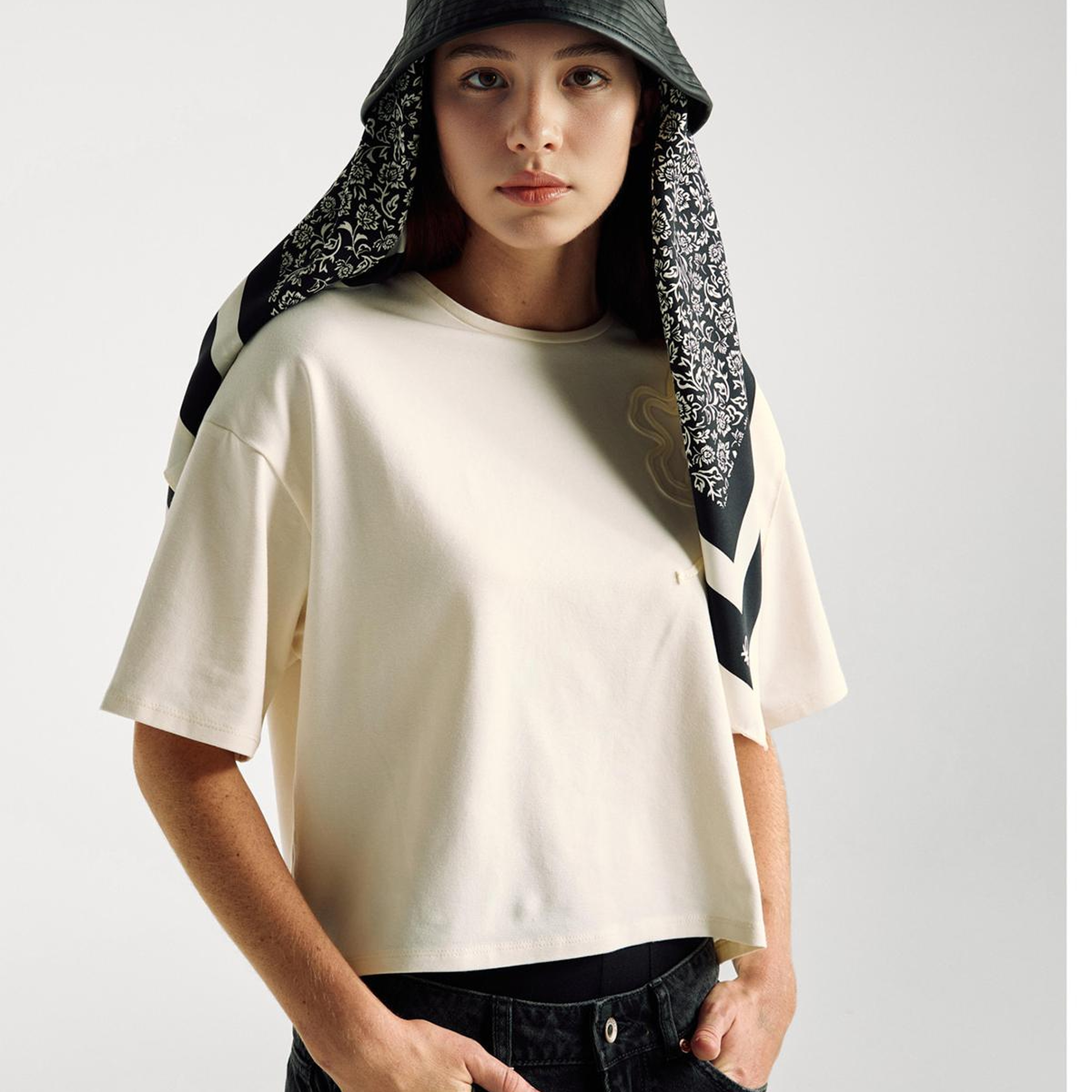 Kadın Krem Koton Karışımlı Çiçek Aplikeli T-Shirt