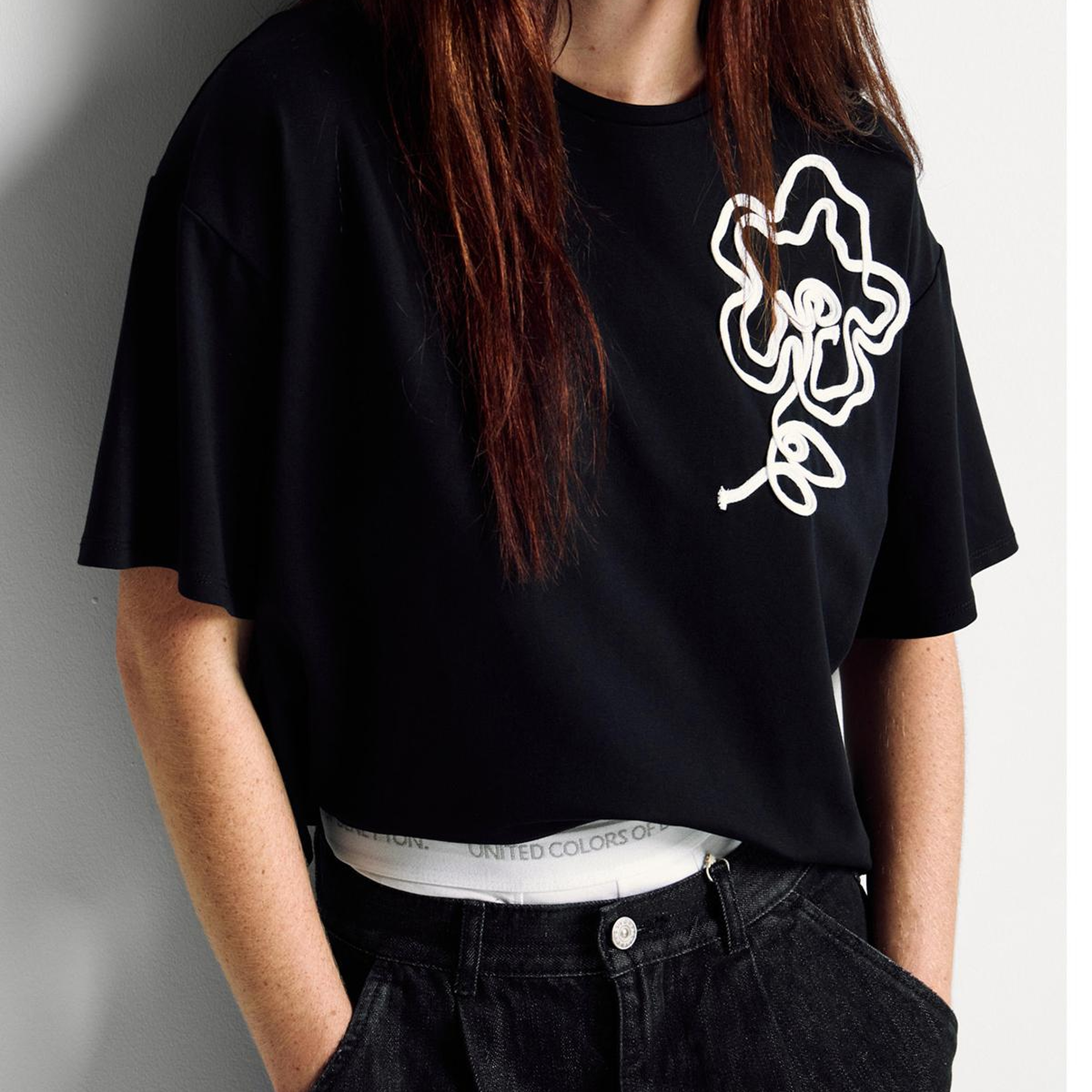 Kadın Siyah Koton Karışımlı Çiçek Aplikeli T-Shirt